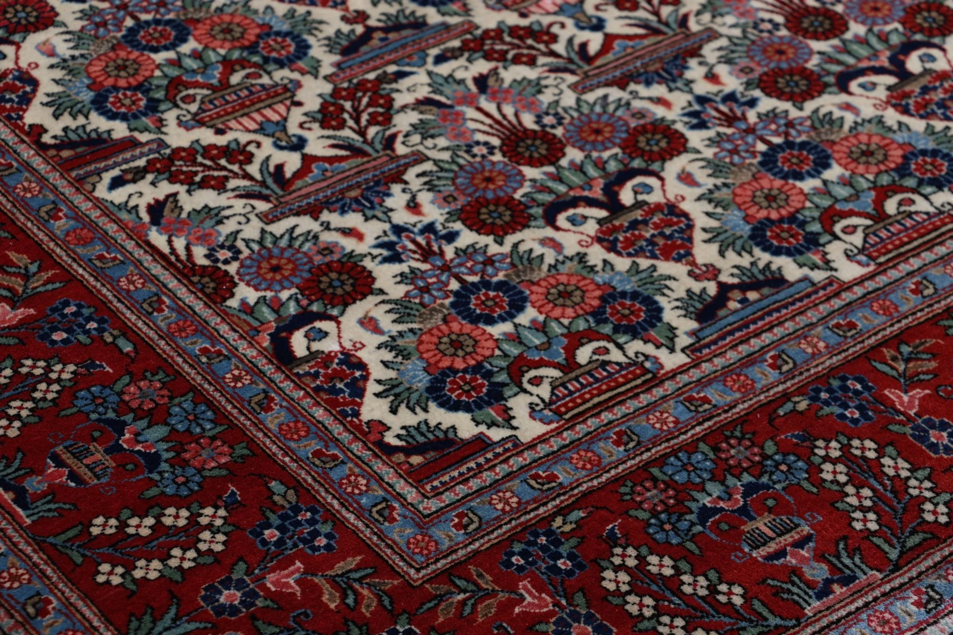Hand-Knotted Wool Kashan Persian Rug, 132 × 210 cm