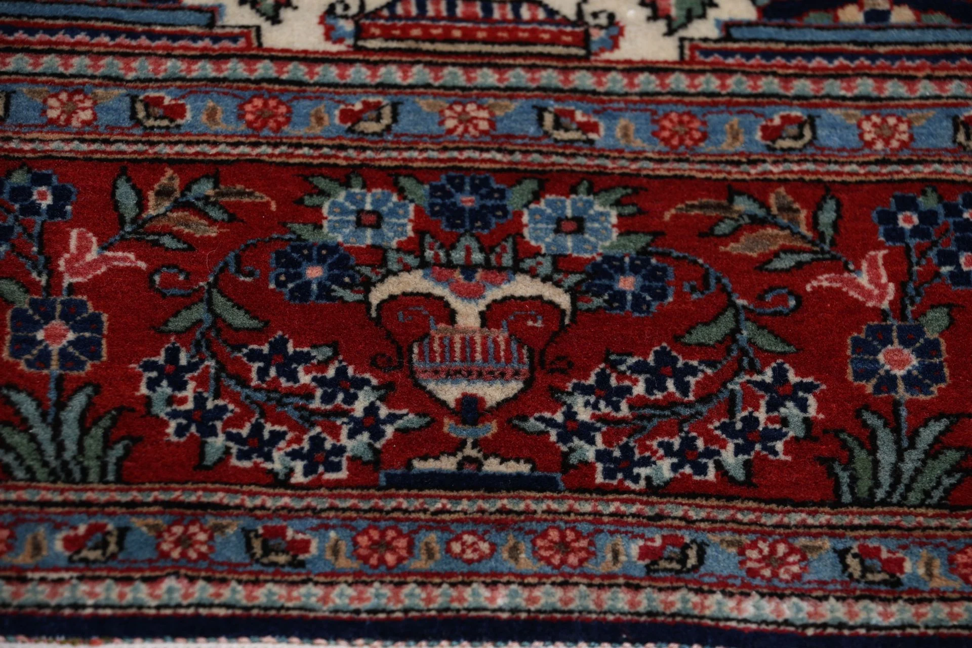 Hand-Knotted Wool Kashan Persian Rug, 132 × 210 cm