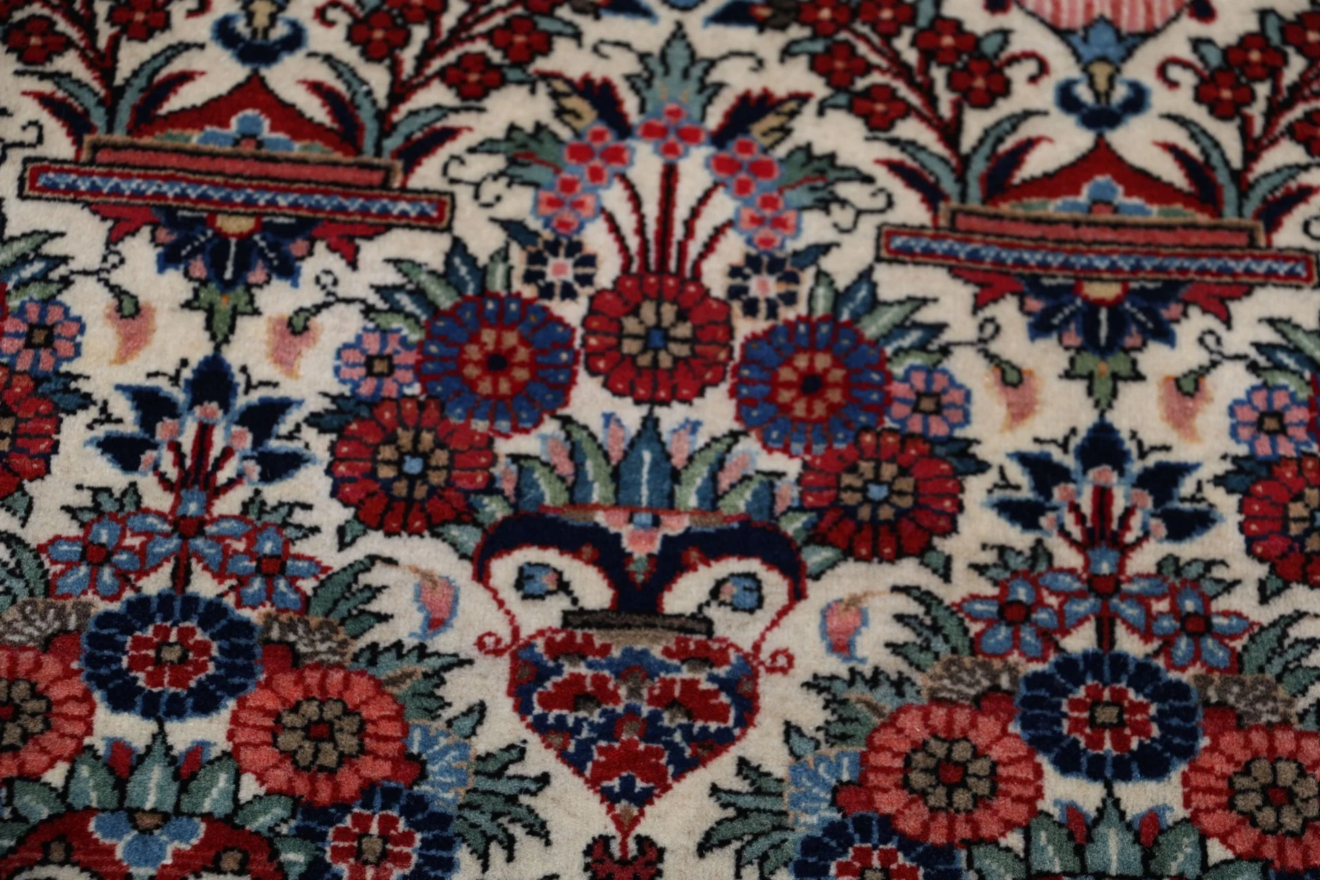 Hand-Knotted Wool Kashan Persian Rug, 132 × 210 cm
