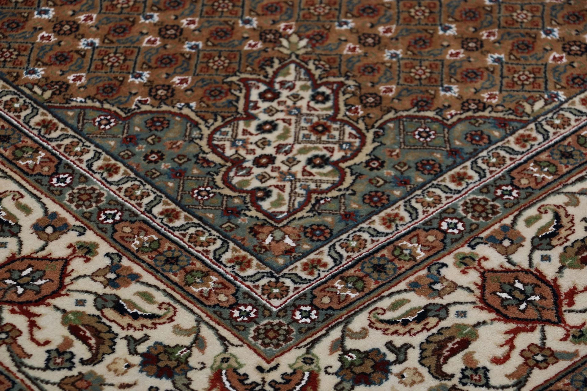 Moud Indian Rug — hand-knotted, 200 × 249 cm, Wool