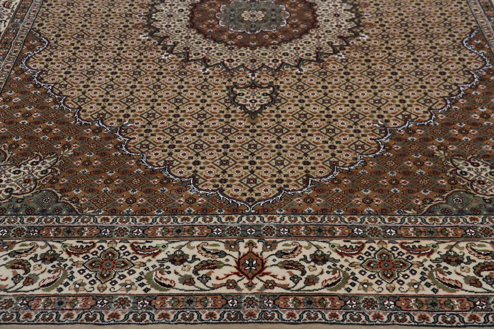 Moud Indian Rug — hand-knotted, 200 × 249 cm, Wool