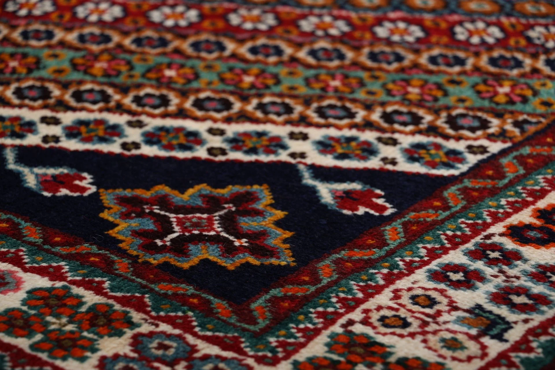 Hand-Knotted Wool Shiraz Persian Rug, 160 × 226 cm