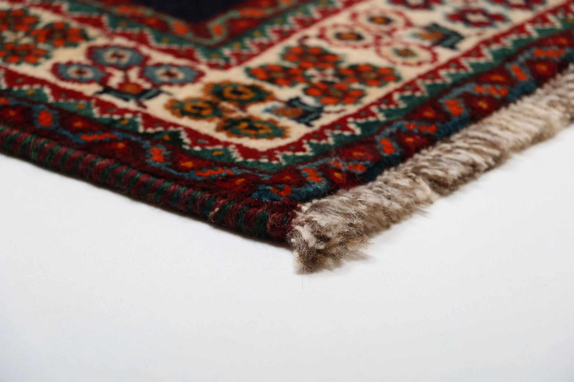 Hand-Knotted Wool Shiraz Persian Rug, 160 × 226 cm