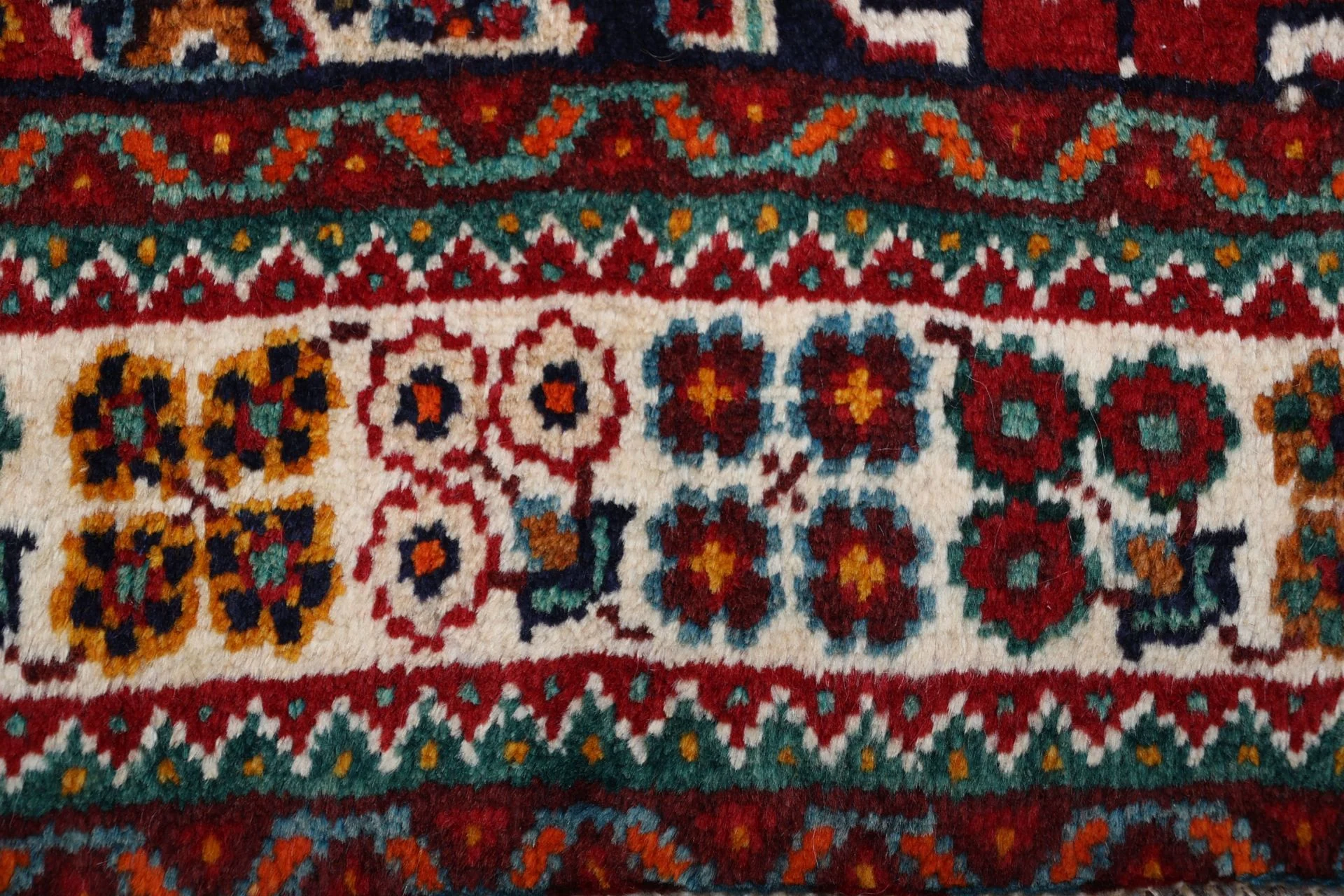 Hand-Knotted Wool Shiraz Persian Rug, 160 × 226 cm