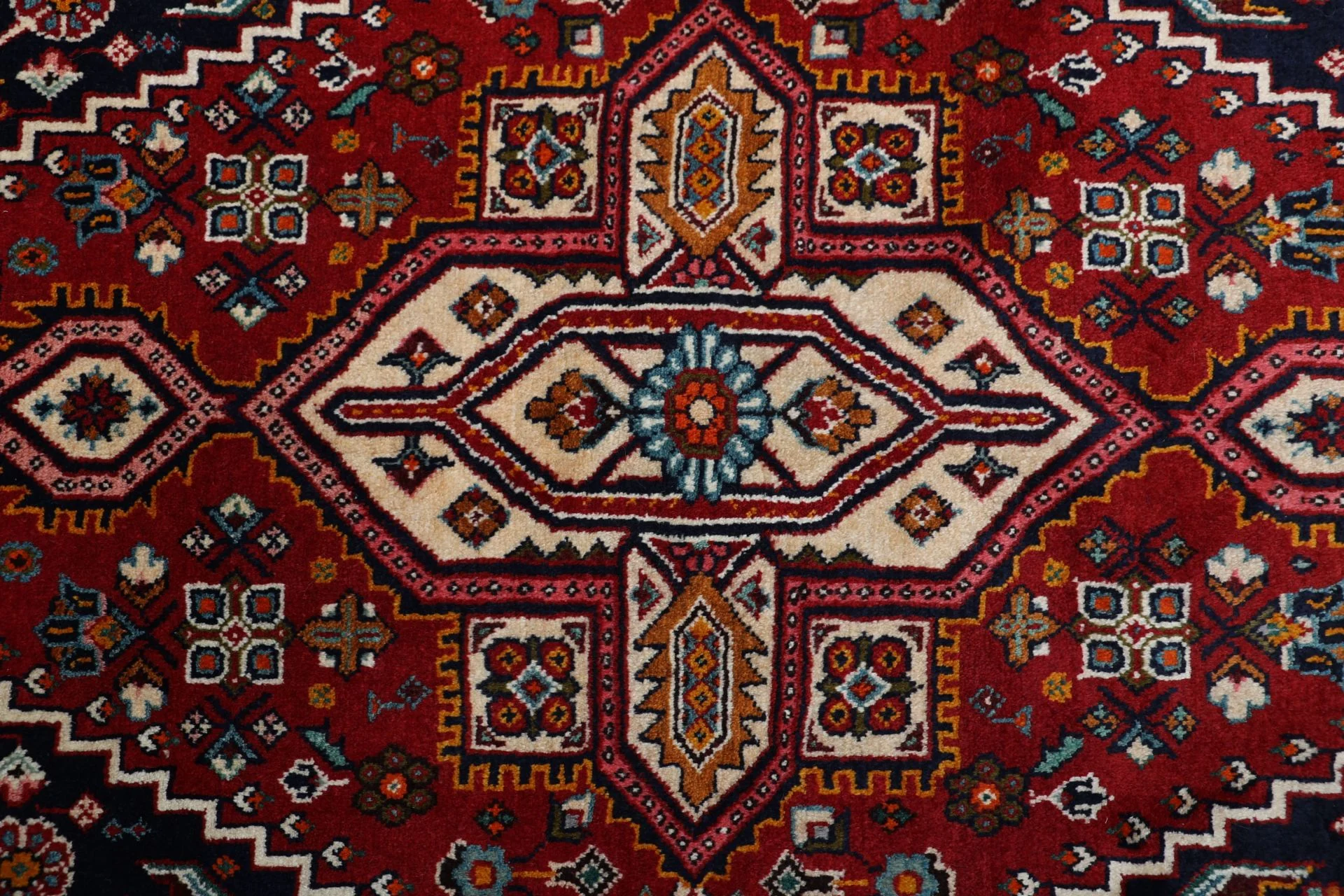 Hand-Knotted Wool Shiraz Persian Rug, 160 × 226 cm
