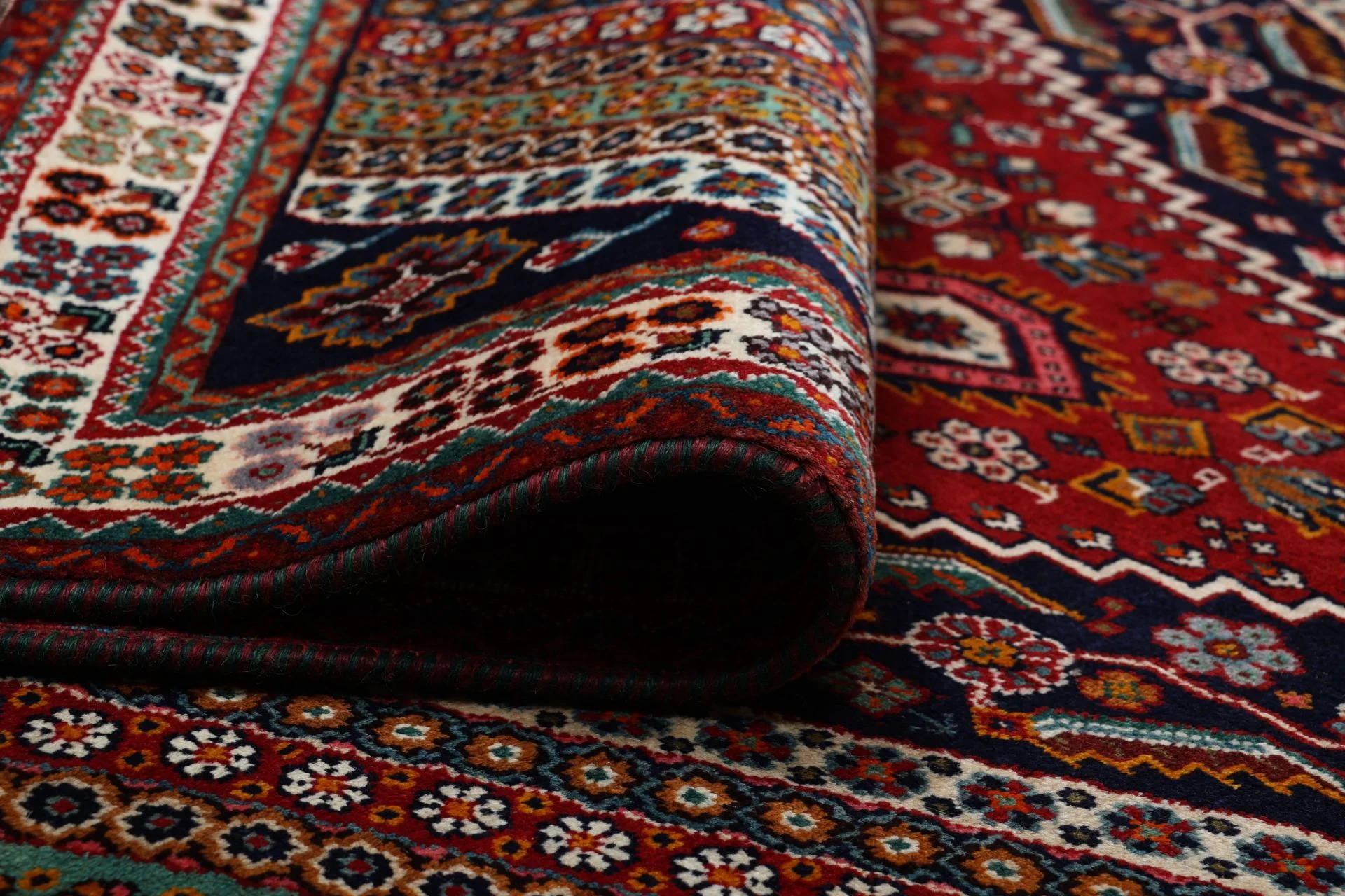 Hand-Knotted Wool Shiraz Persian Rug, 160 × 226 cm
