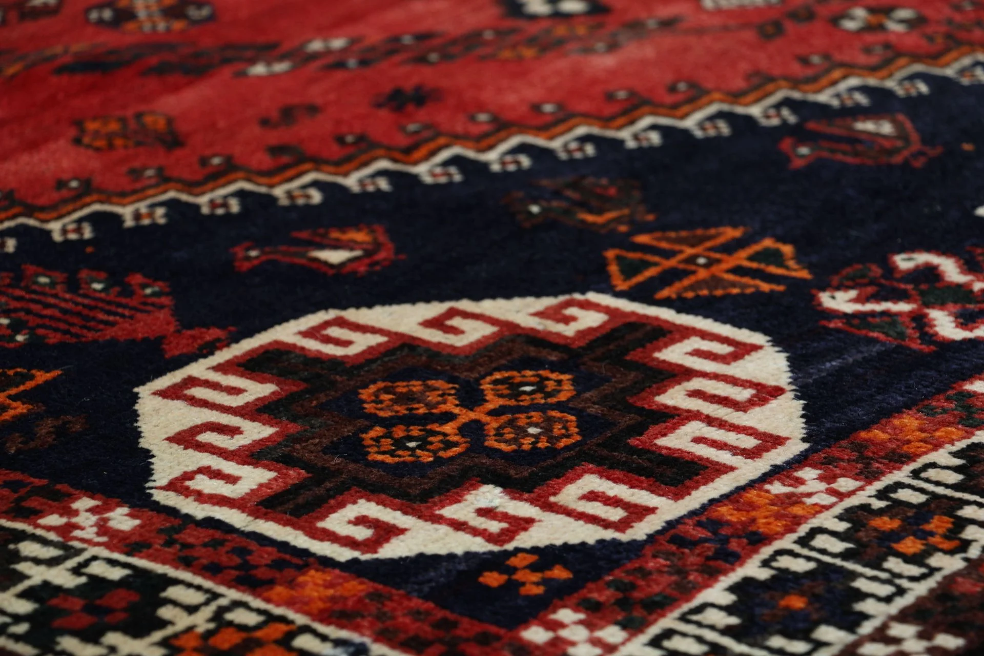 Hand-Knotted Wool Shiraz Persian Rug, 155 × 255 cm