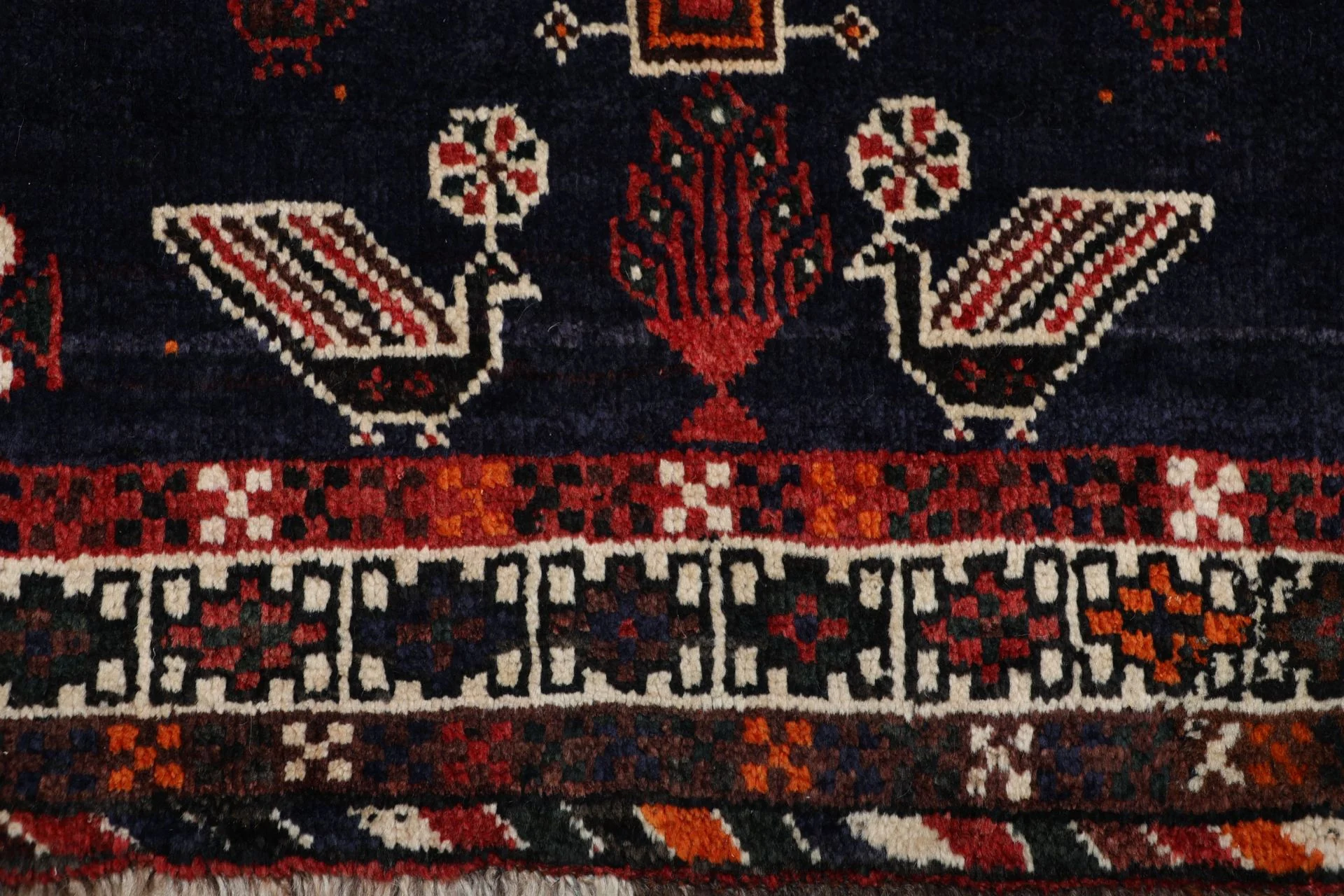 Hand-Knotted Wool Shiraz Persian Rug, 155 × 255 cm