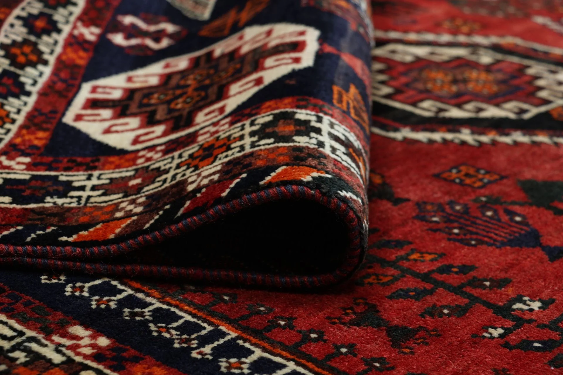 Hand-Knotted Wool Shiraz Persian Rug, 155 × 255 cm
