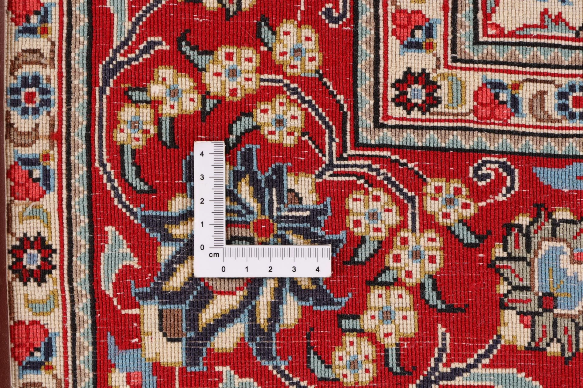 Qom Persian Rug — hand-knotted, 137 × 203 cm, Wool