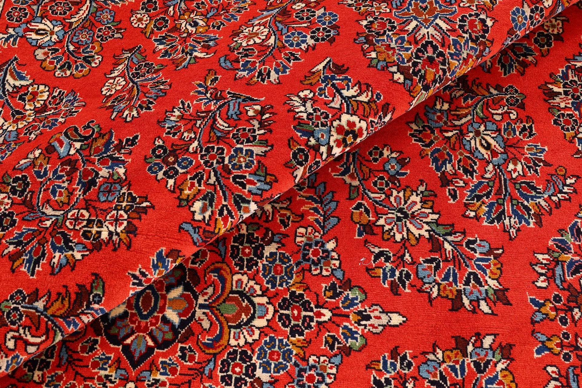 Hand-Knotted Wool Sarouk Persian Rug, 216 × 274 cm