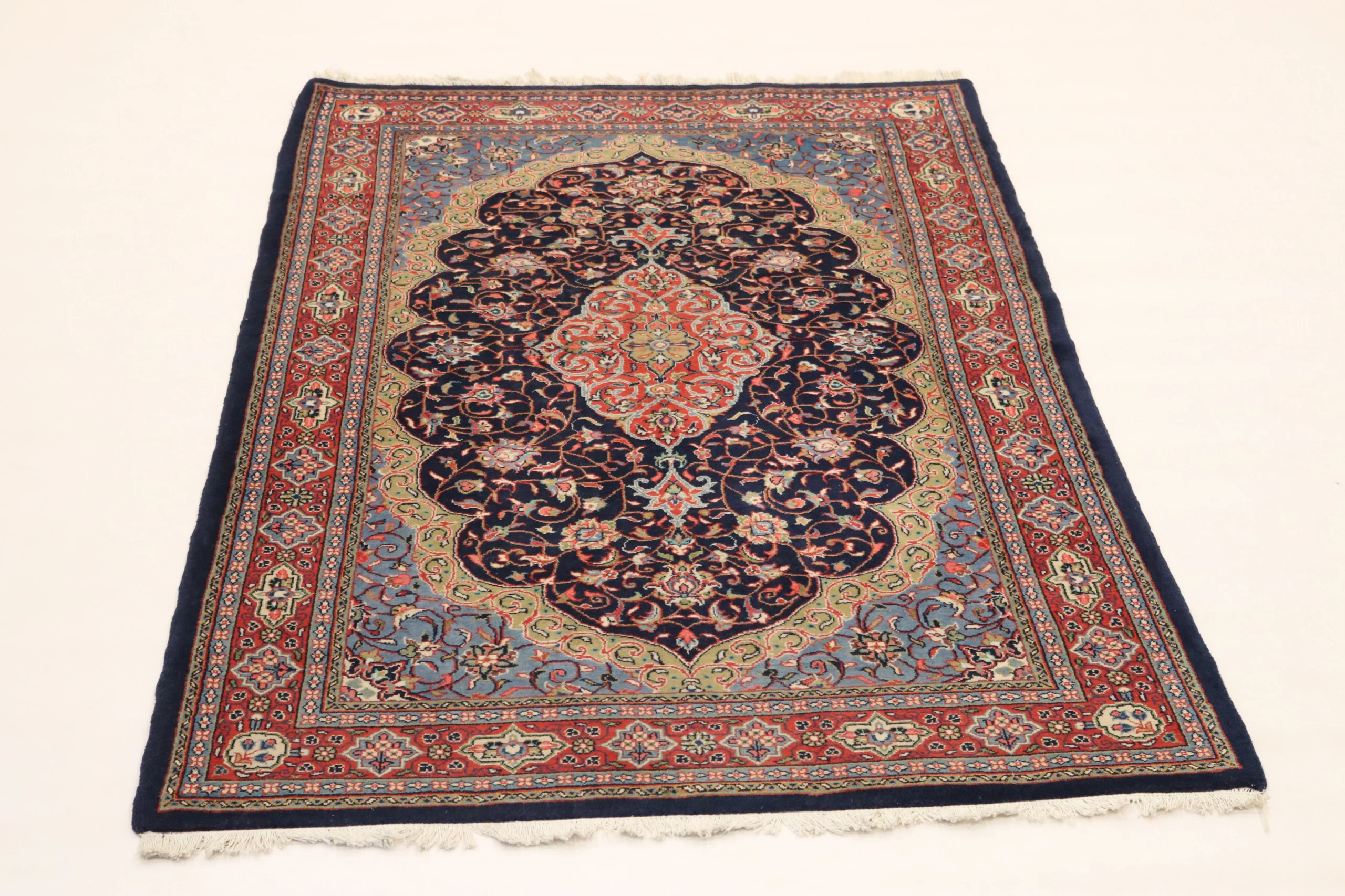 Sarouk Persian Rug — hand-knotted, 210 × 132 cm, Wool