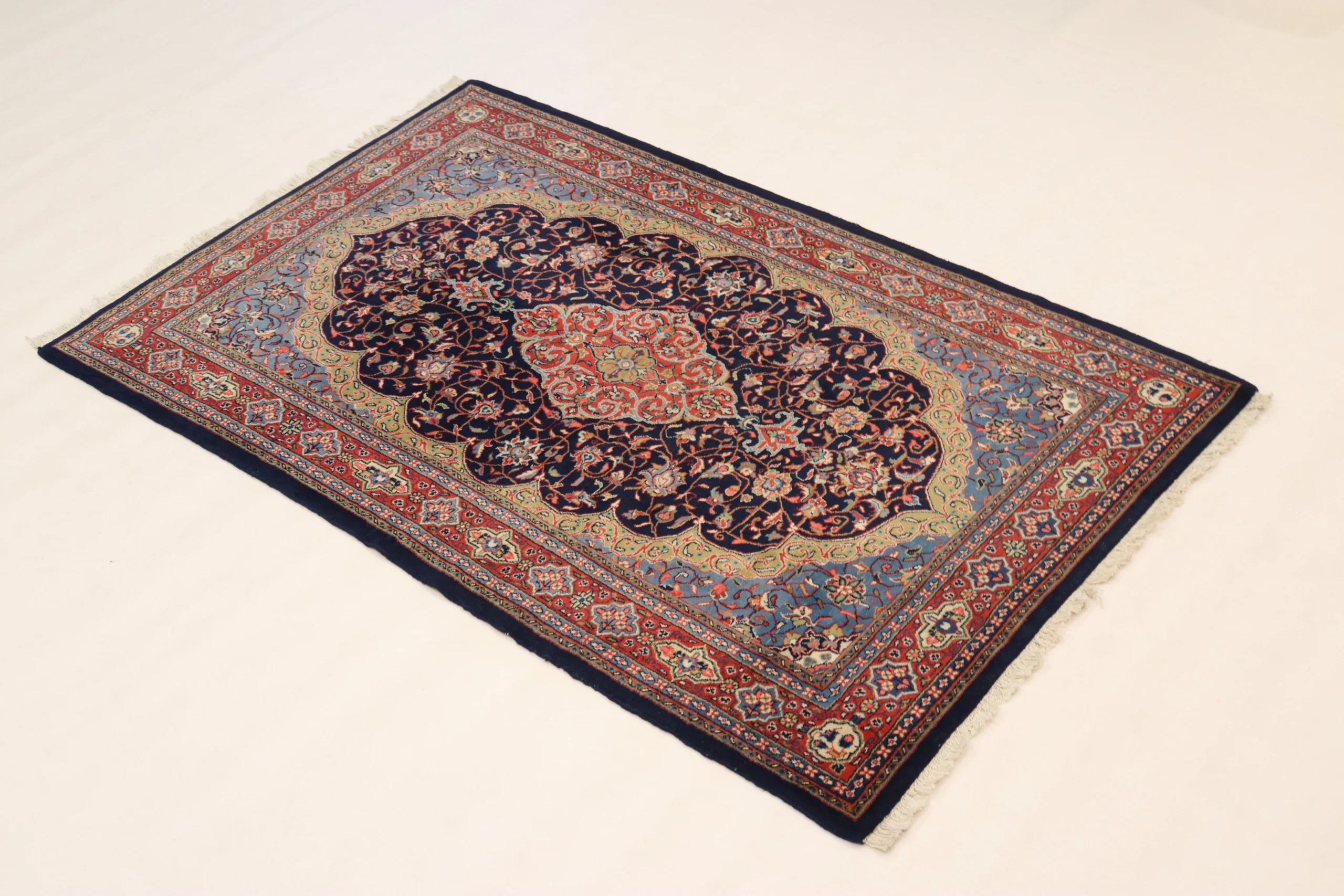 Sarouk Persian Rug — hand-knotted, 210 × 132 cm, Wool