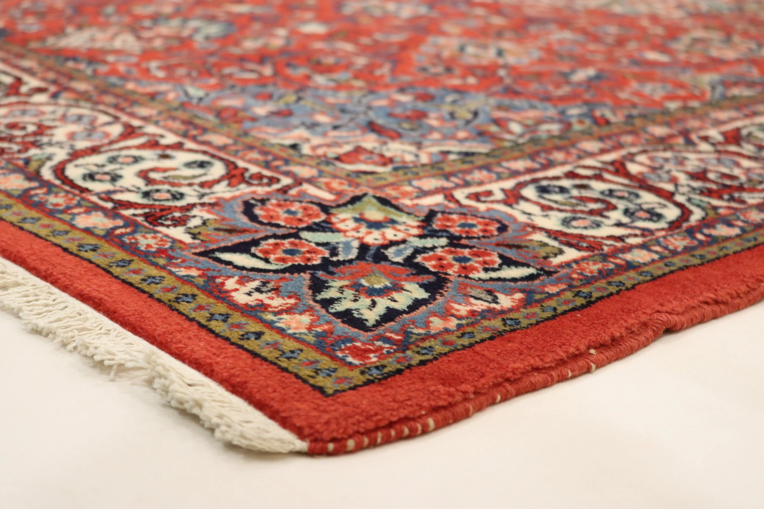 Hand-Knotted Wool Sarouk Persian Rug, 214 × 137 cm