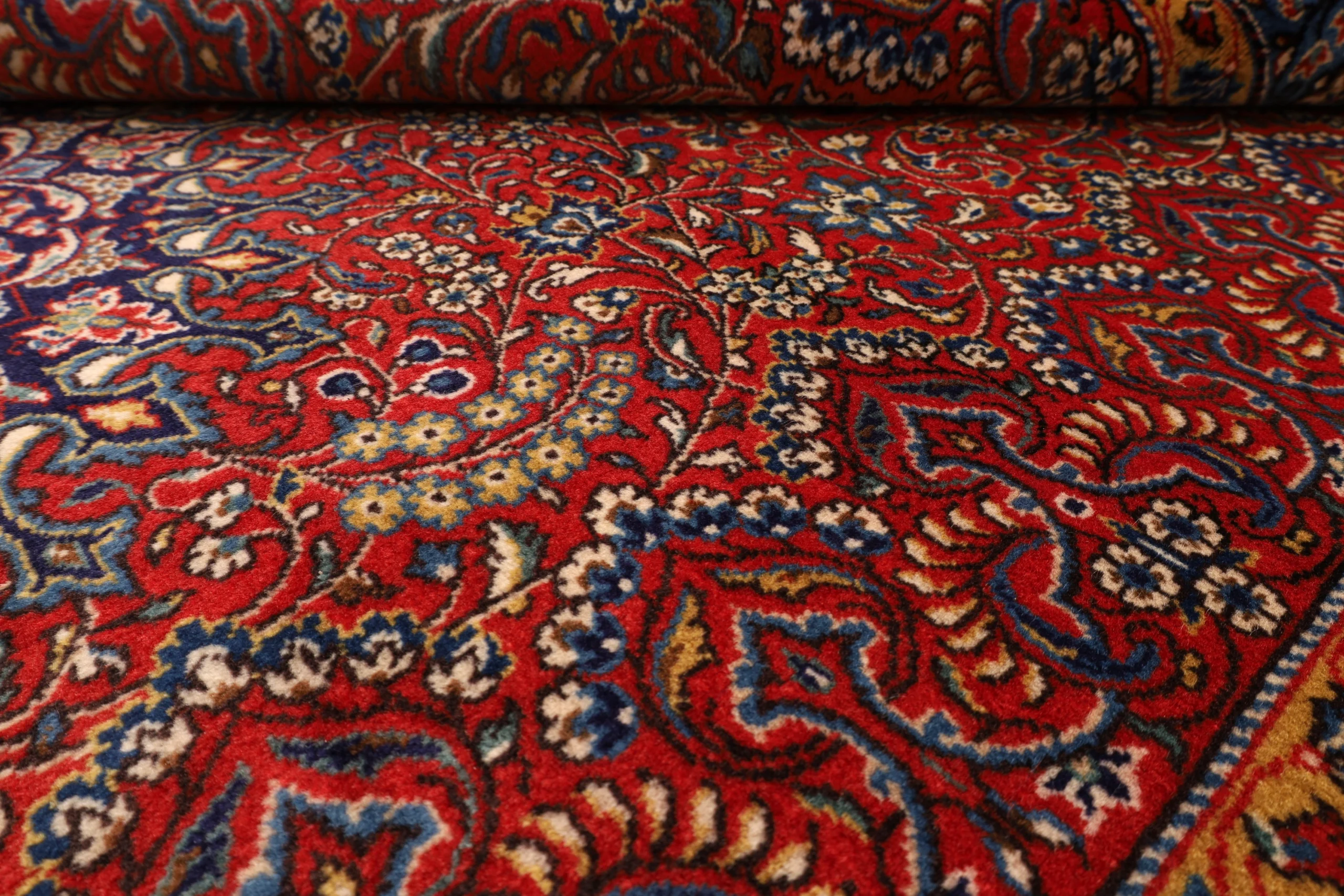Persian Rug — hand-knotted, 207 × 131 cm, Wool