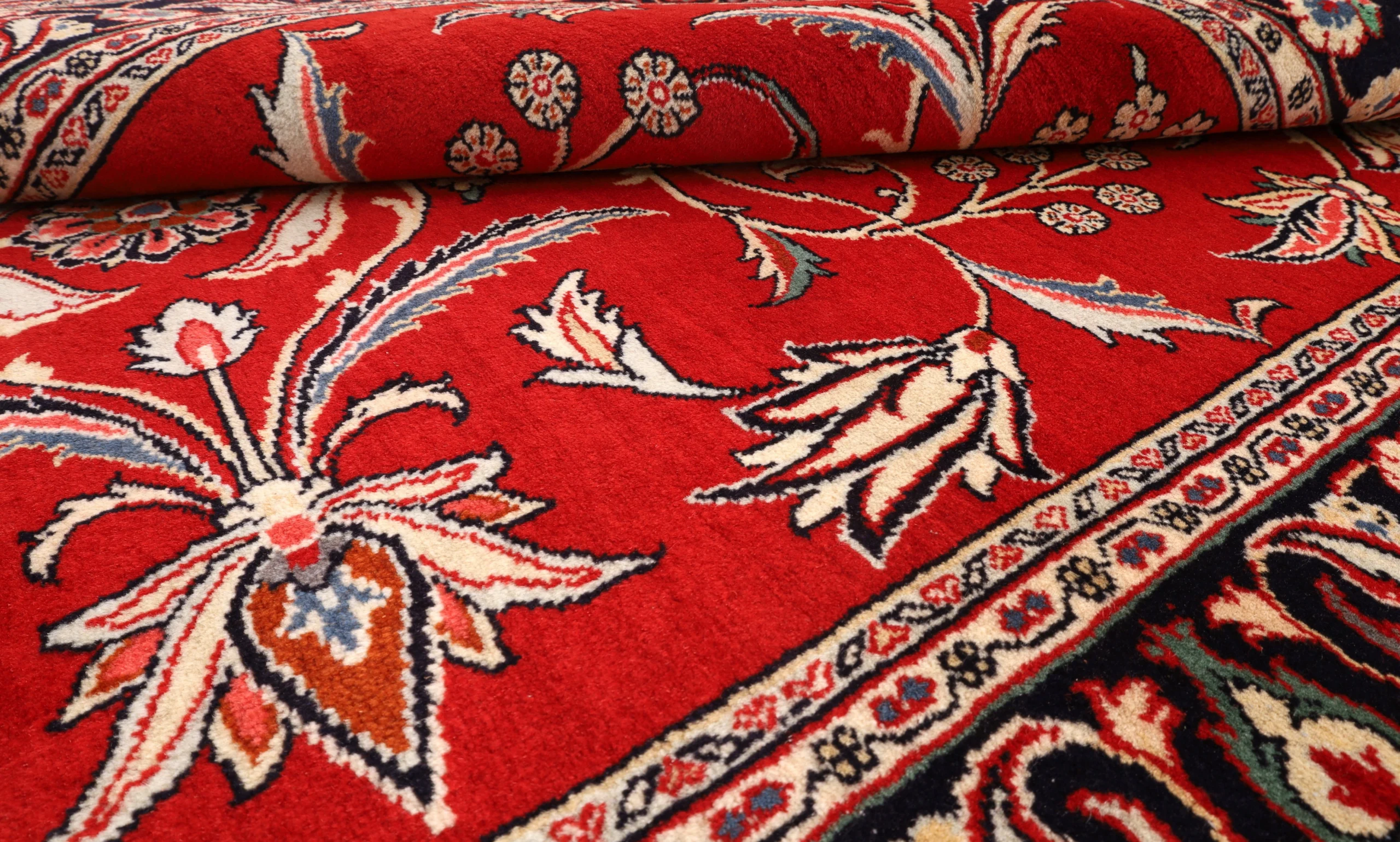 Hand-Knotted Wool Sarouk Persian Rug, 203 × 137 cm