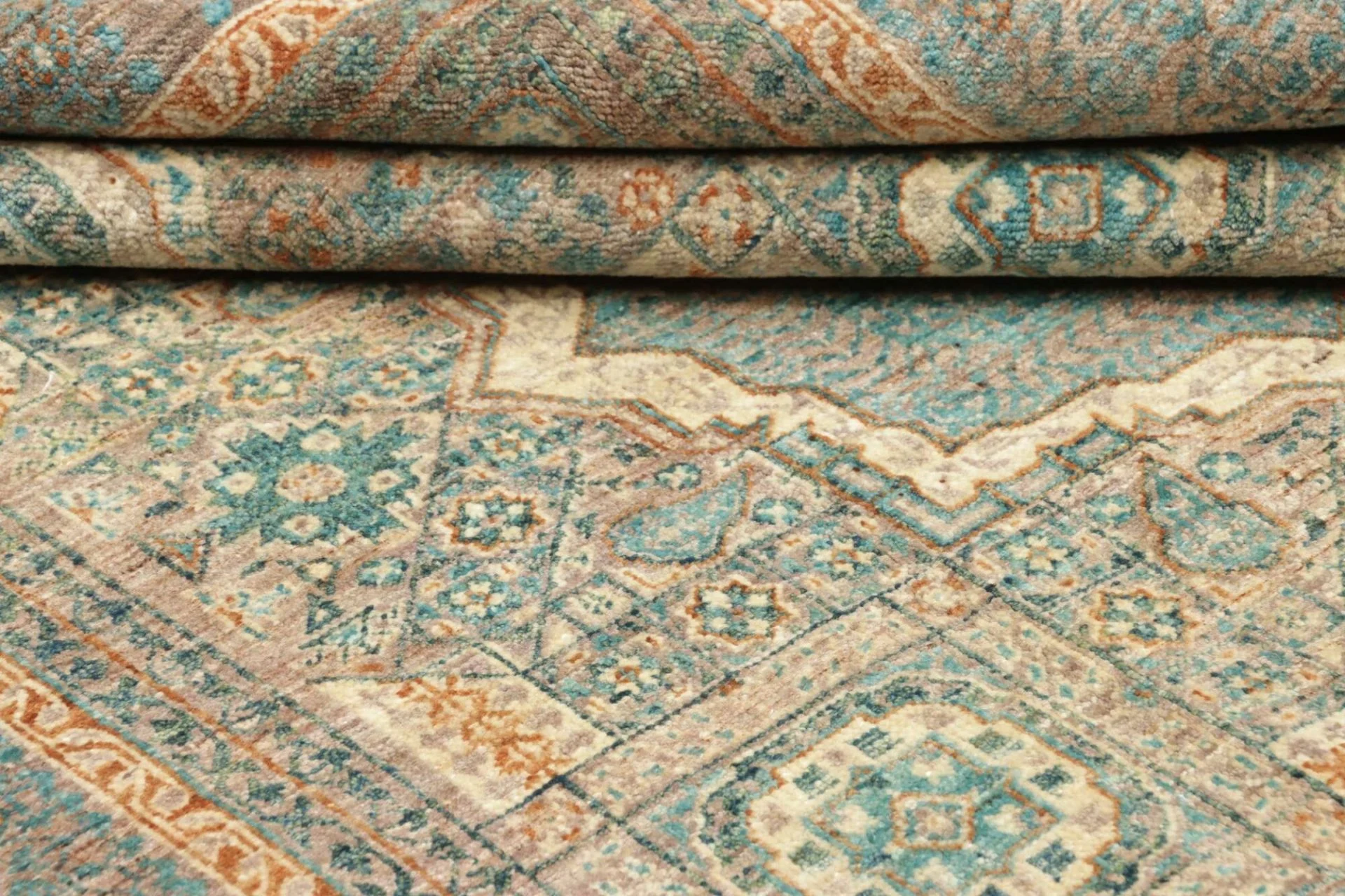 Hand-Knotted Wool Mamluk Pakistani Rug, 148 × 189 cm