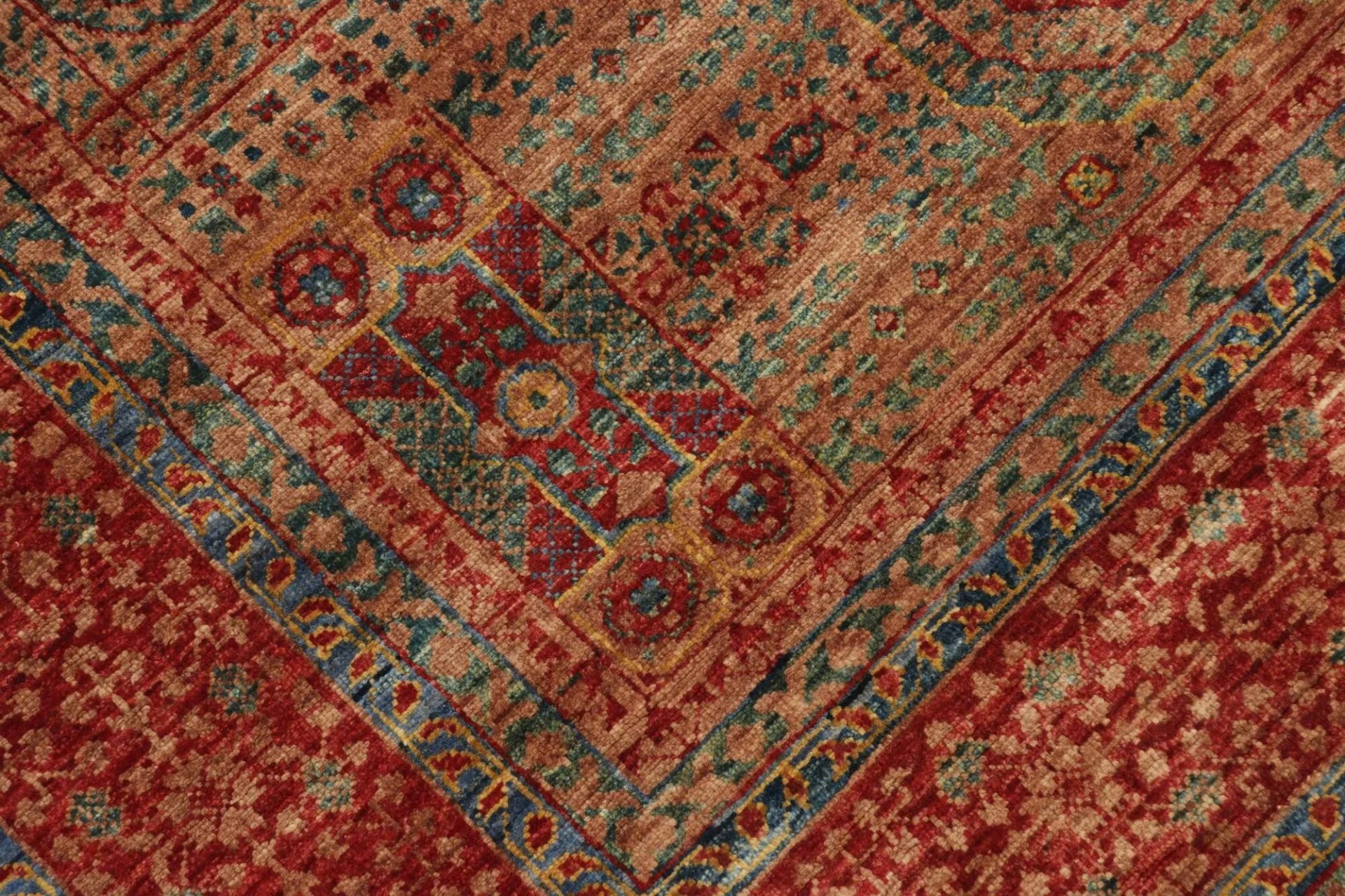 Hand-Knotted Wool Mamluk Pakistani Rug, 129 × 189 cm