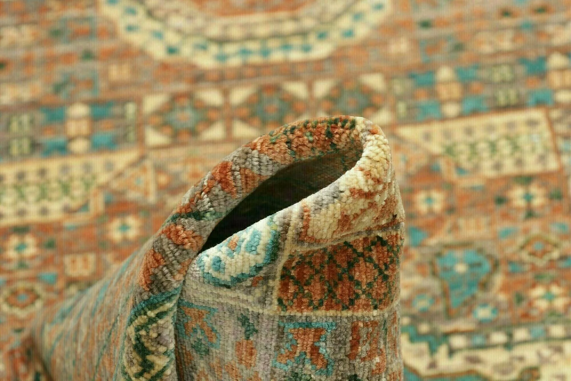Hand-Knotted Wool Mamluk Pakistani Rug, 126 × 179 cm