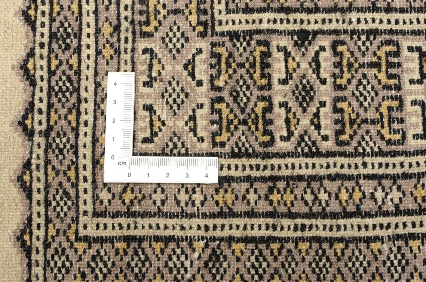 Hand-Knotted Wool Pakistani Rug, 136 × 225 cm