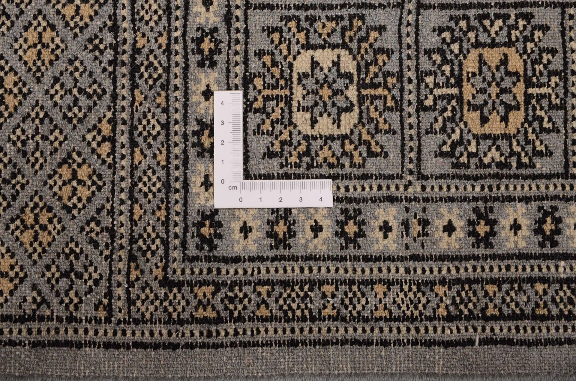 Pakistani Rug — hand-knotted, 124 × 177 cm, Wool