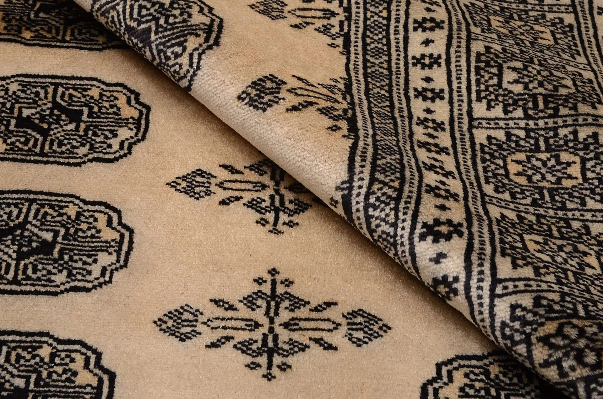 Pakistani Rug — hand-knotted, 125 × 180 cm, Wool