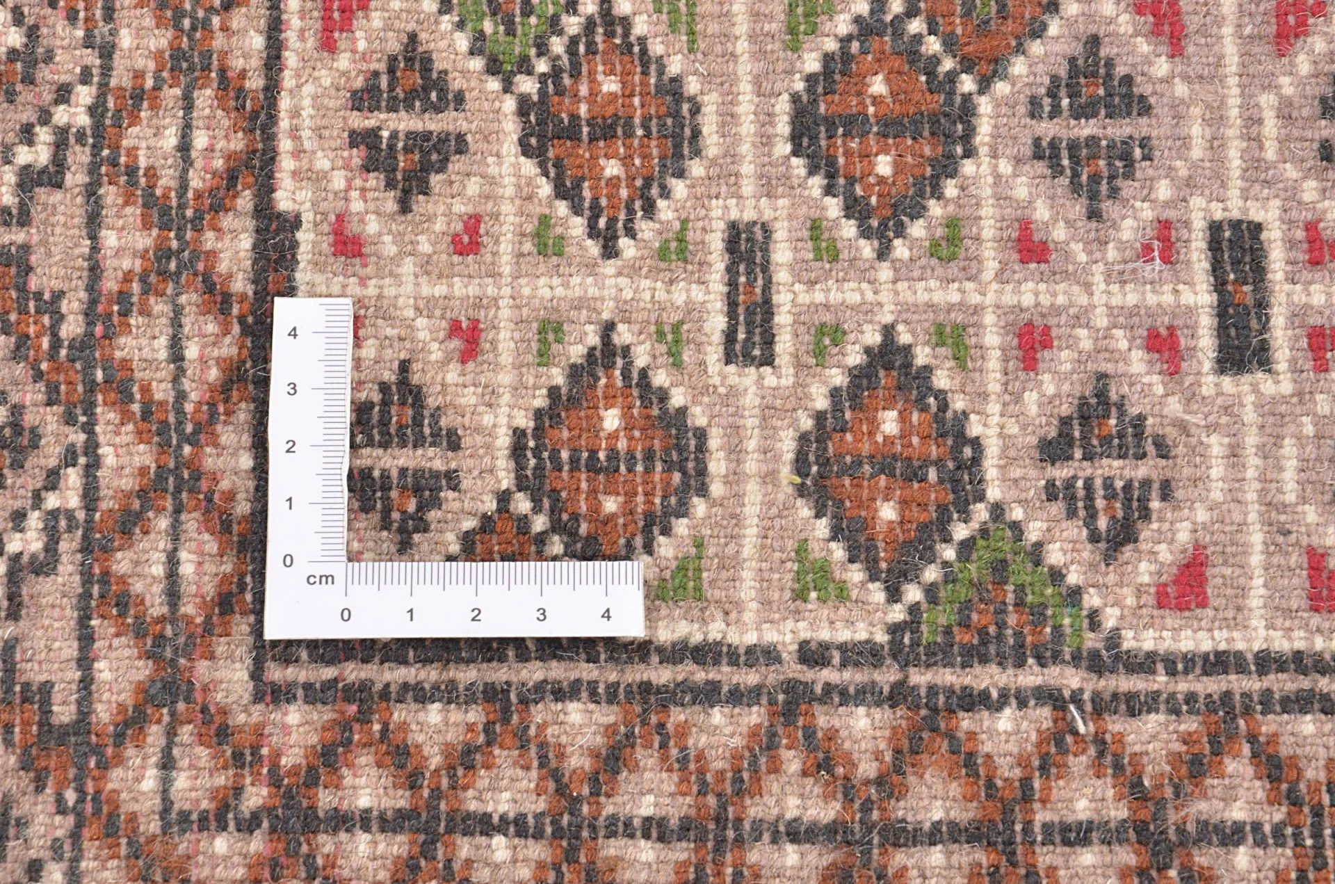 Hand-Knotted Wool Pakistani Rug, 134 × 189 cm