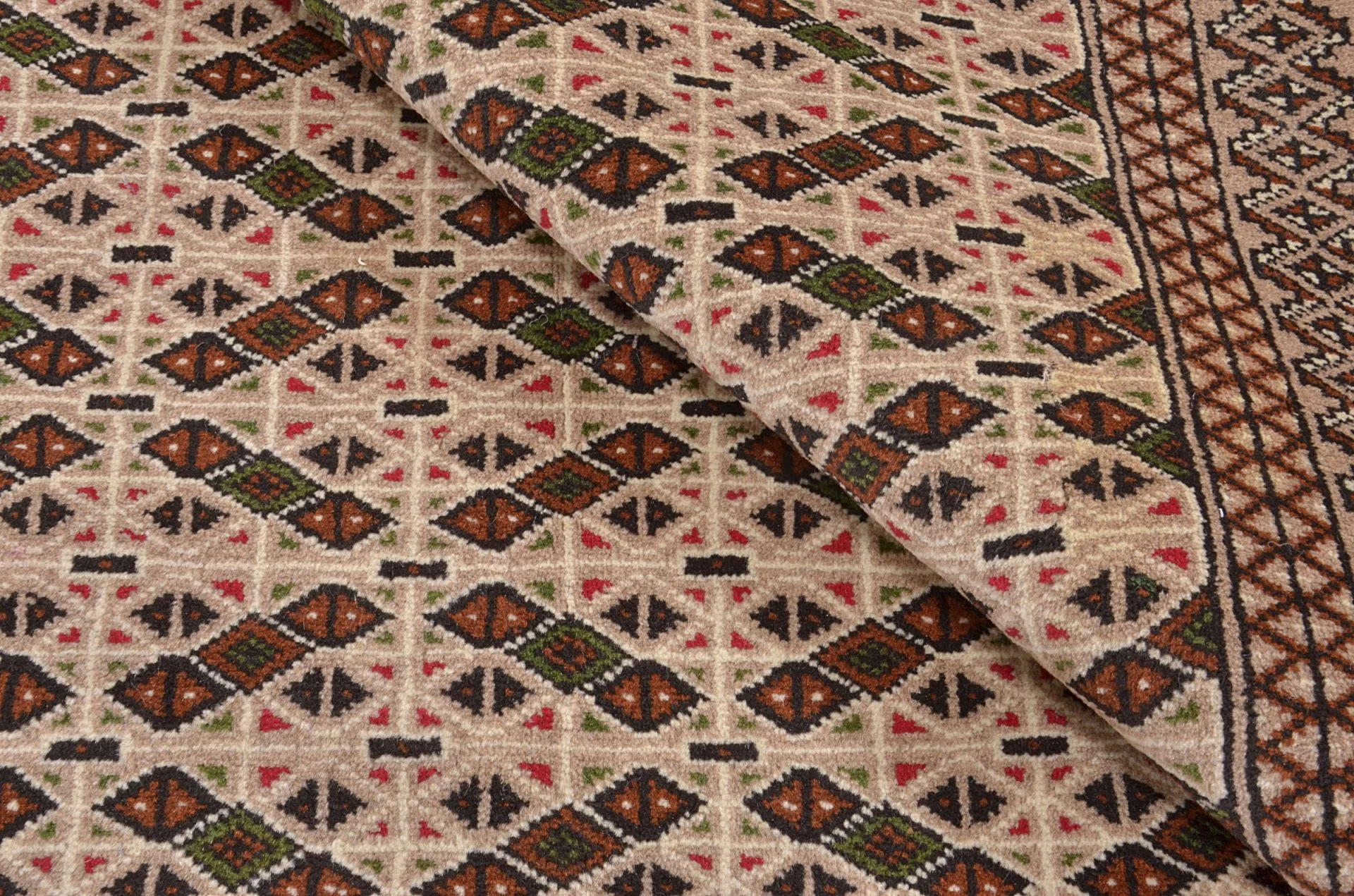 Hand-Knotted Wool Pakistani Rug, 134 × 189 cm