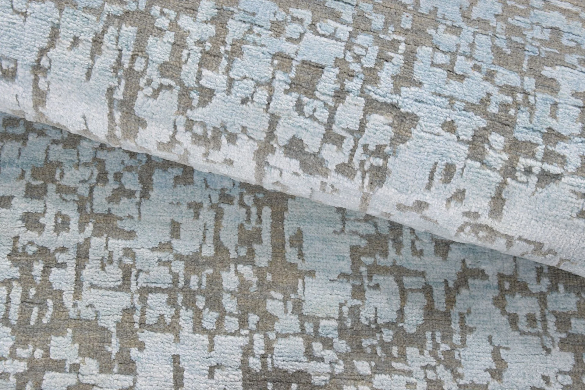 Indian Rug — hand-knotted, 132 × 188 cm