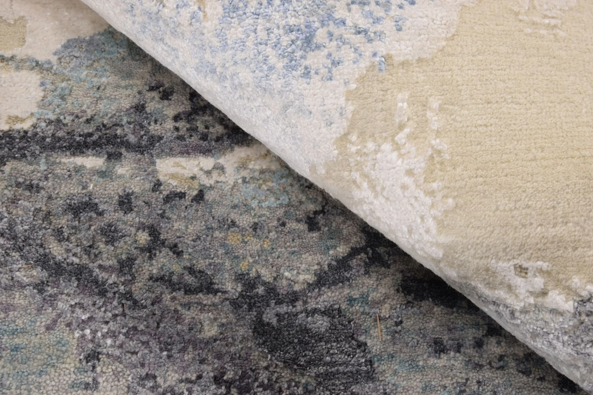 Indian Rug — hand-knotted, 252 × 313 cm