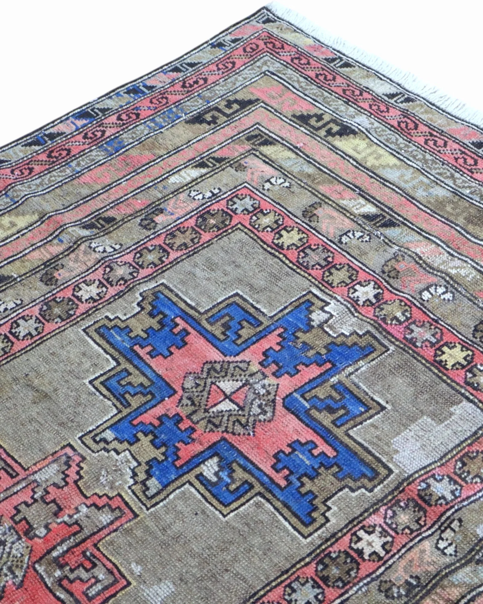 Hand-Knotted Wool Bakhtiari Persian Rug, 185 × 117 cm
