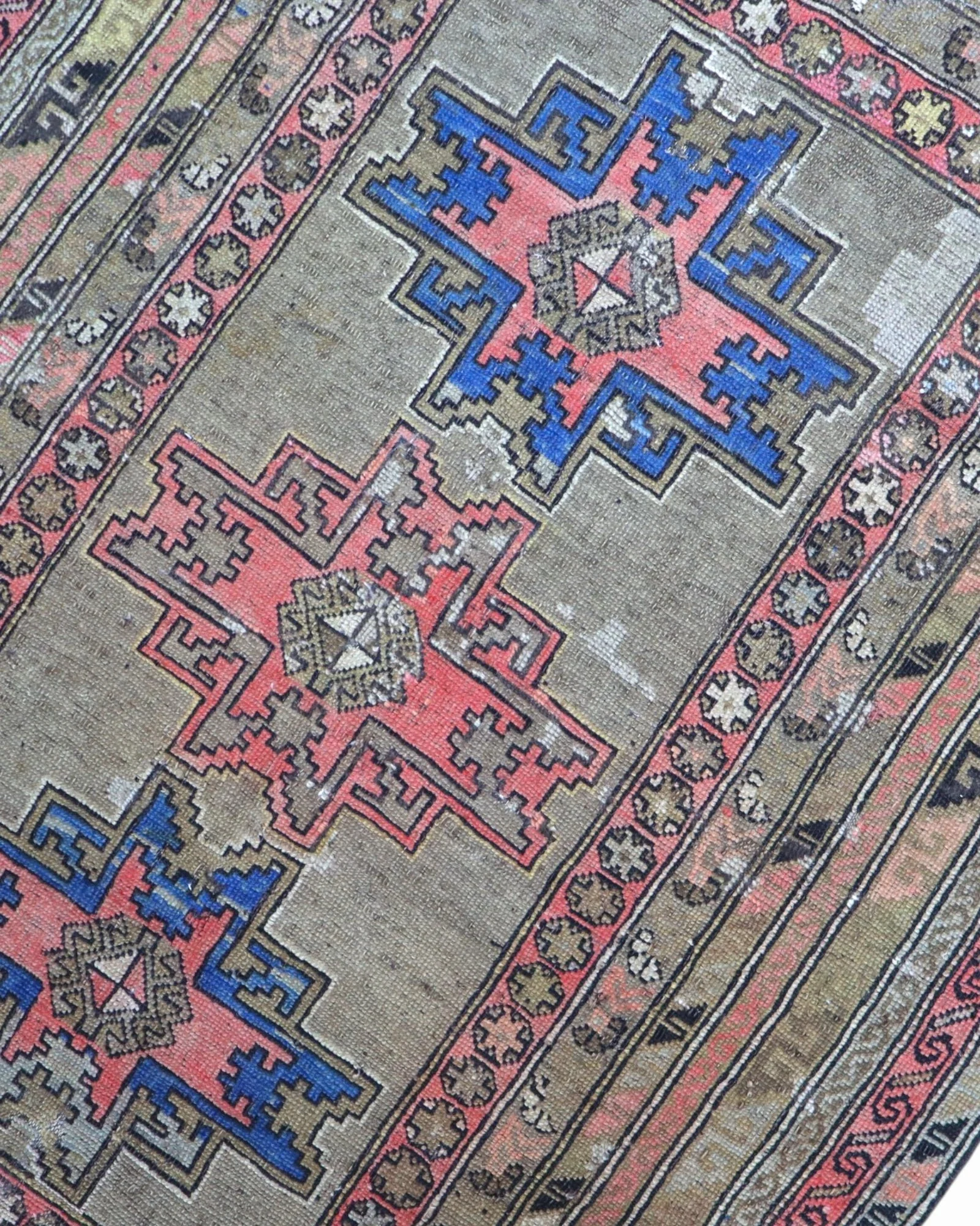 Hand-Knotted Wool Bakhtiari Persian Rug, 185 × 117 cm