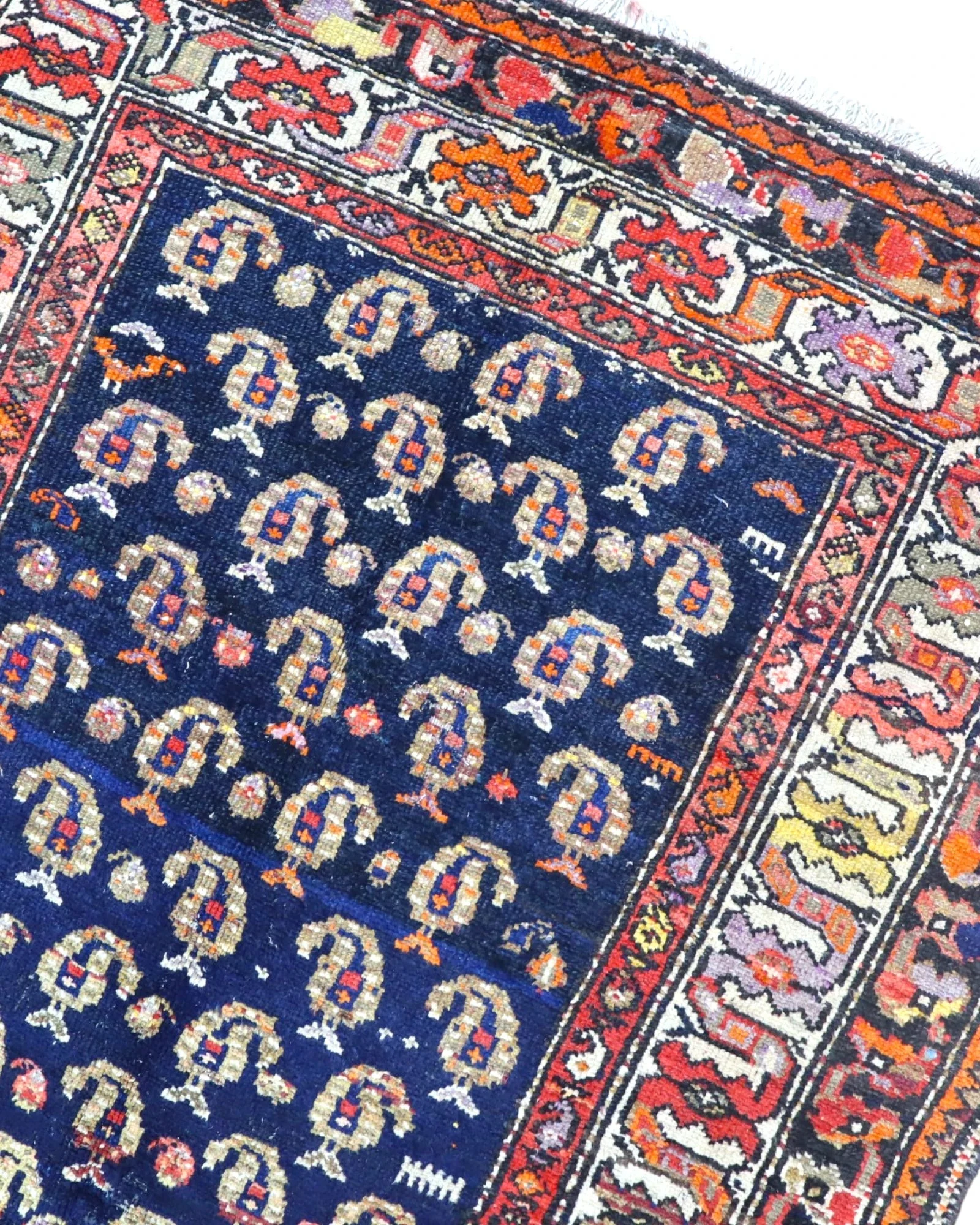Bakhtiari Persian Rug 205 × 125 cm, Wool, hand-knotted
