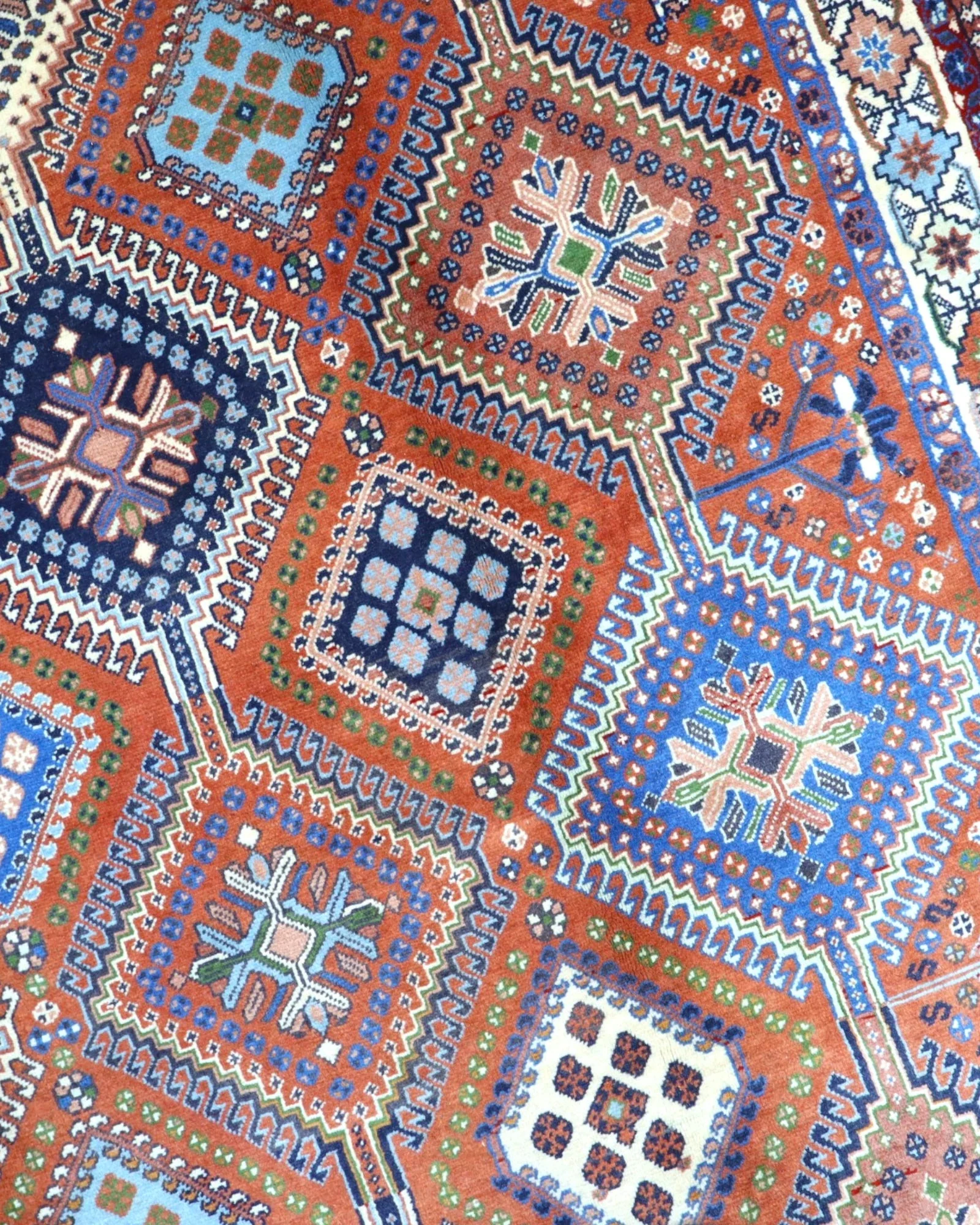 Persian Rug — hand-knotted, 237 × 153 cm, Wool