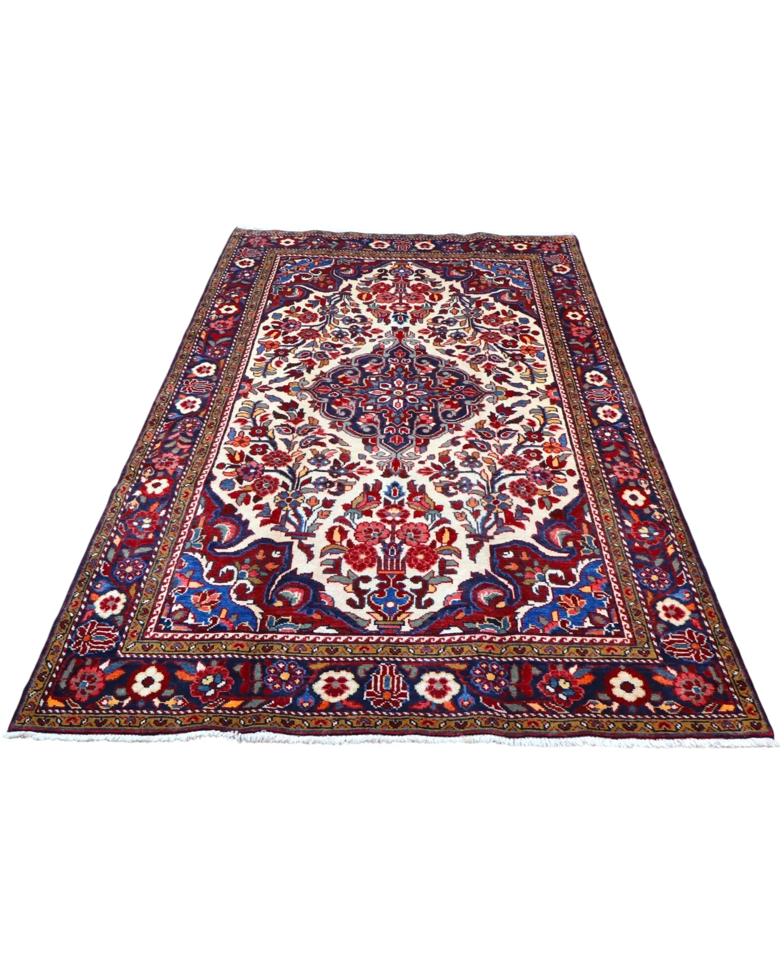 Bakhtiari Persian Rug 268 × 158 cm, Wool, hand-knotted