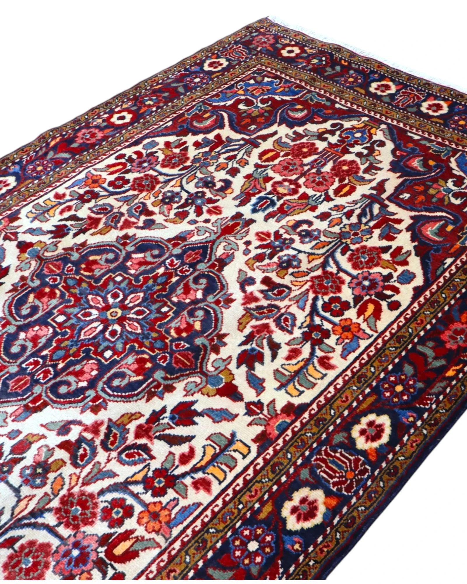 Bakhtiari Persian Rug 268 × 158 cm, Wool, hand-knotted