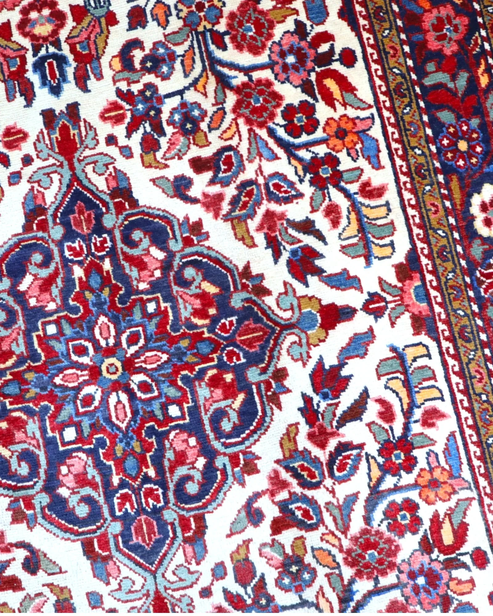 Bakhtiari Persian Rug 268 × 158 cm, Wool, hand-knotted