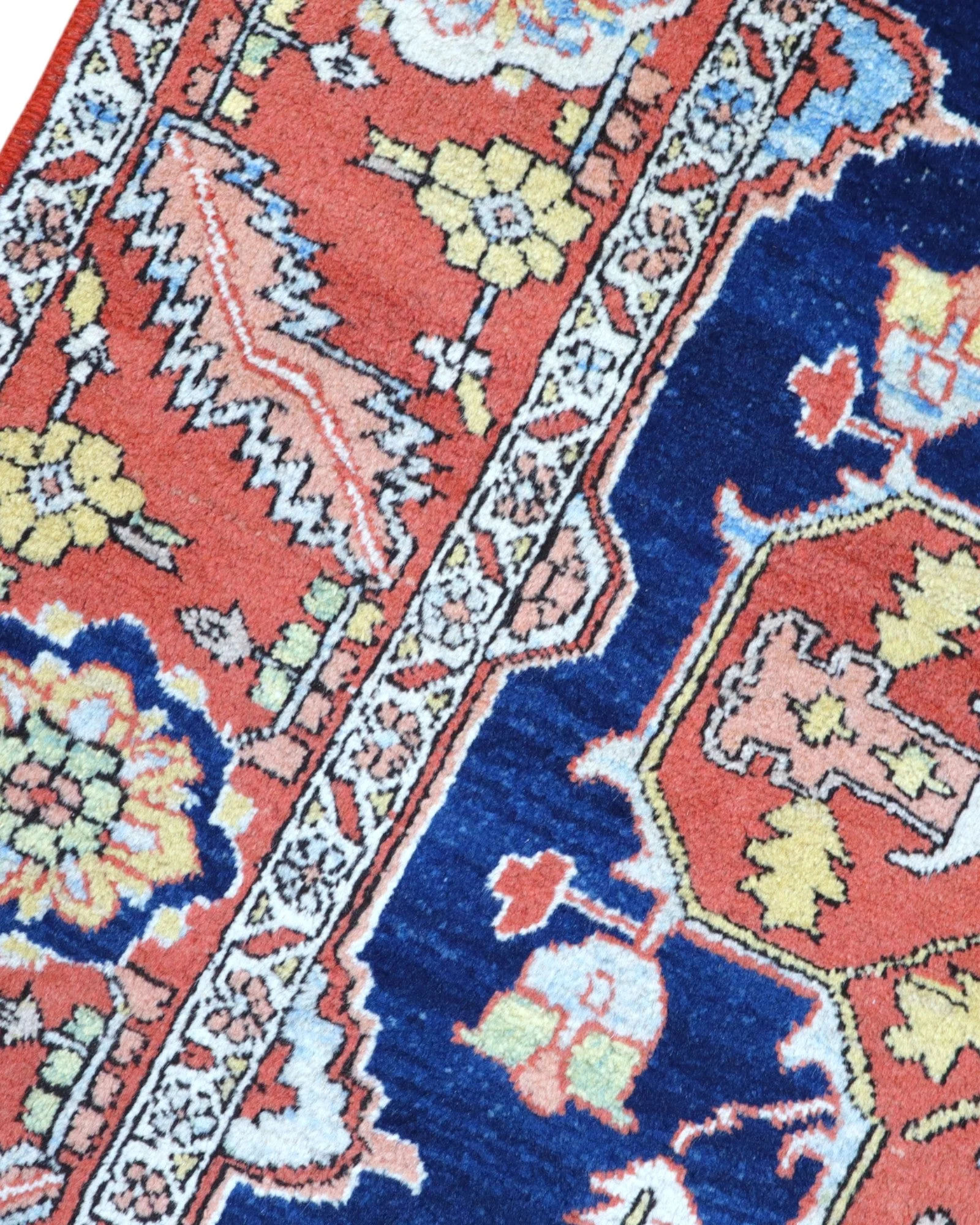 Hand-Knotted Wool Heriz Persian Rug, 205 × 150 cm