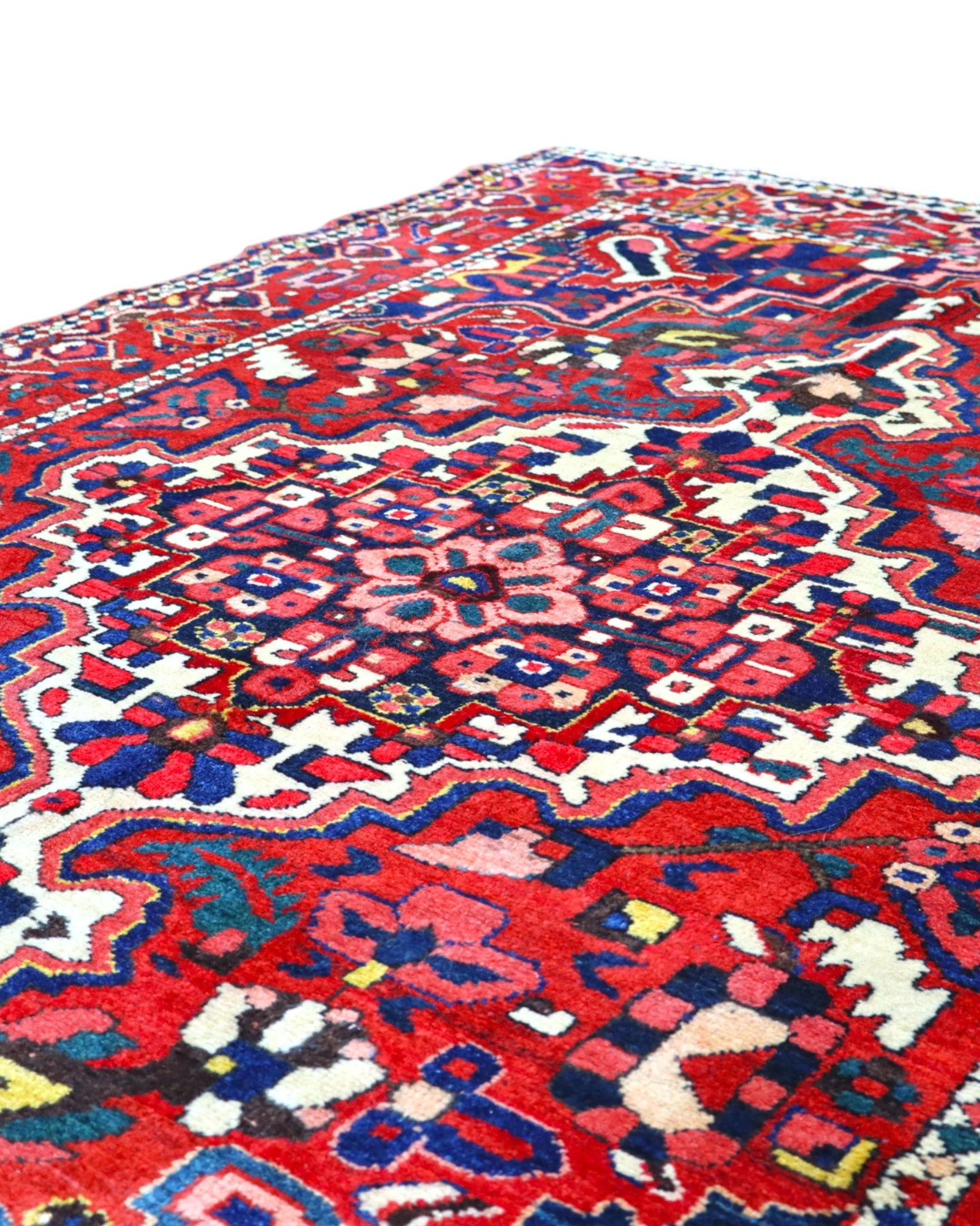 Bakhtiari Persian Rug 217 × 155 cm, Wool, hand-knotted