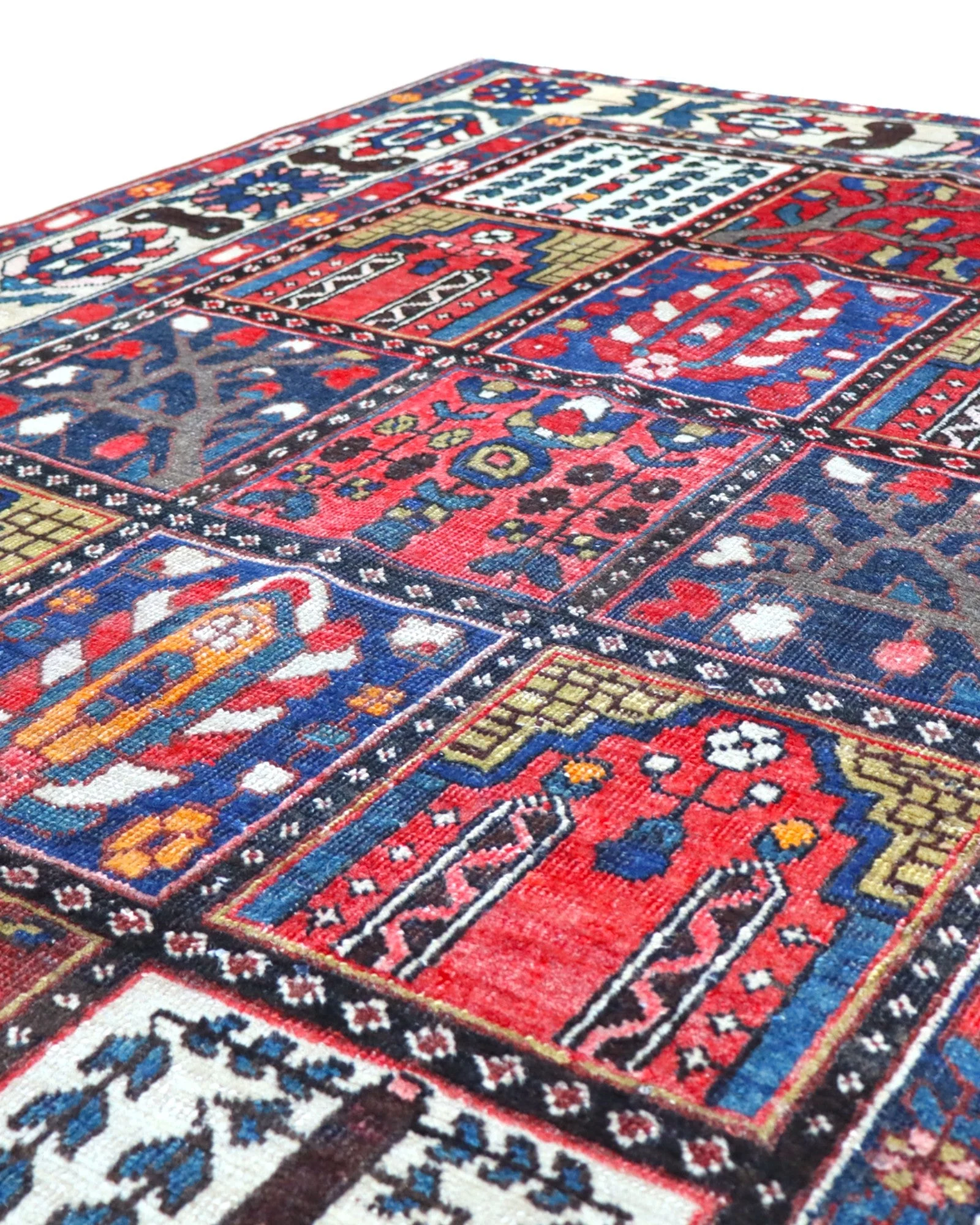 Bakhtiari Persian Rug 196 × 148 cm, Wool, hand-knotted