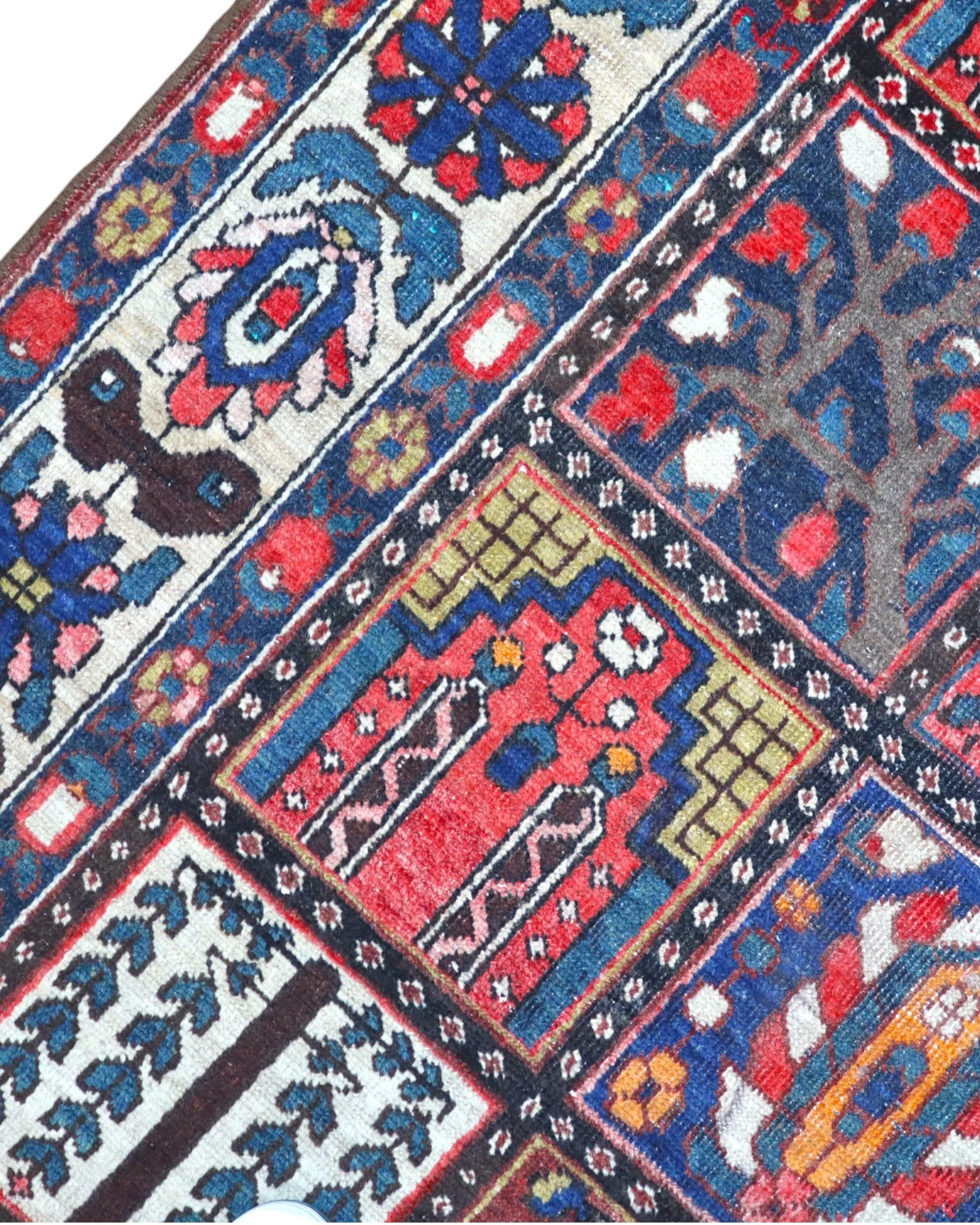 Bakhtiari Persian Rug 196 × 148 cm, Wool, hand-knotted