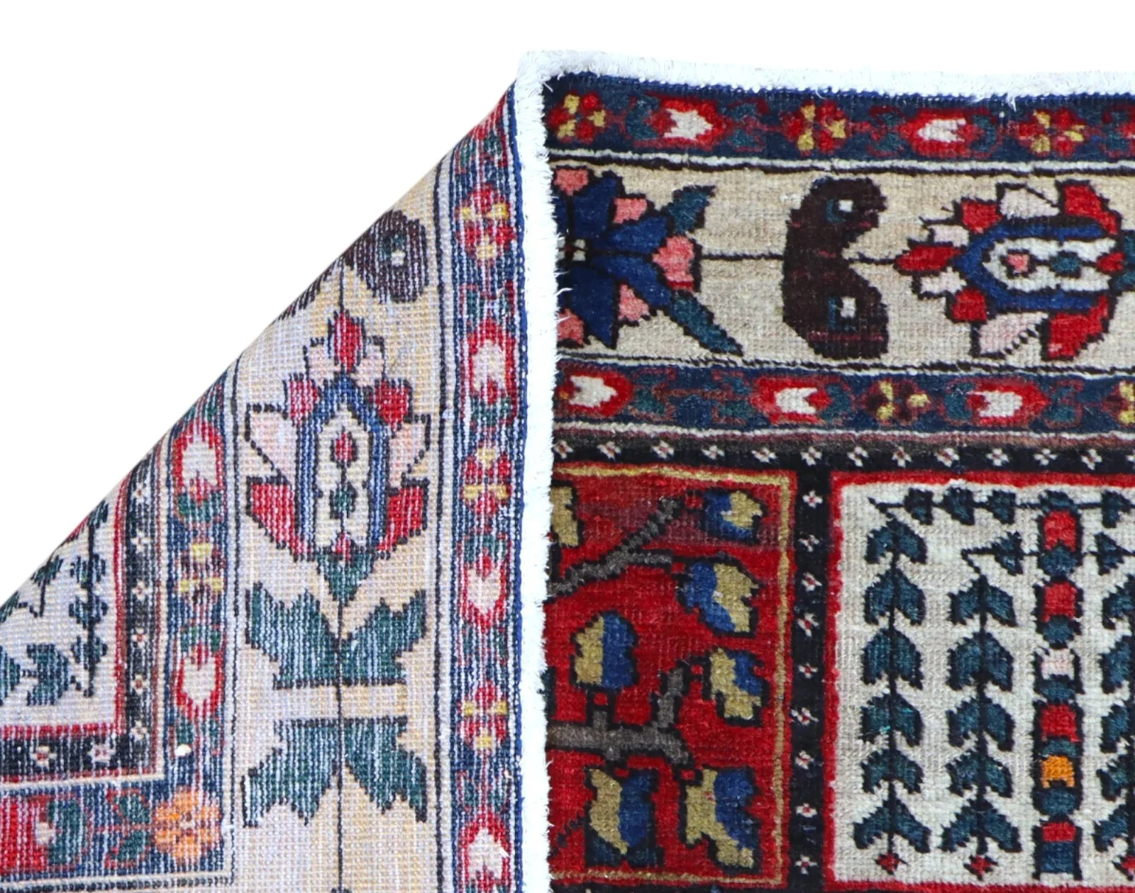 Bakhtiari Persian Rug 196 × 148 cm, Wool, hand-knotted