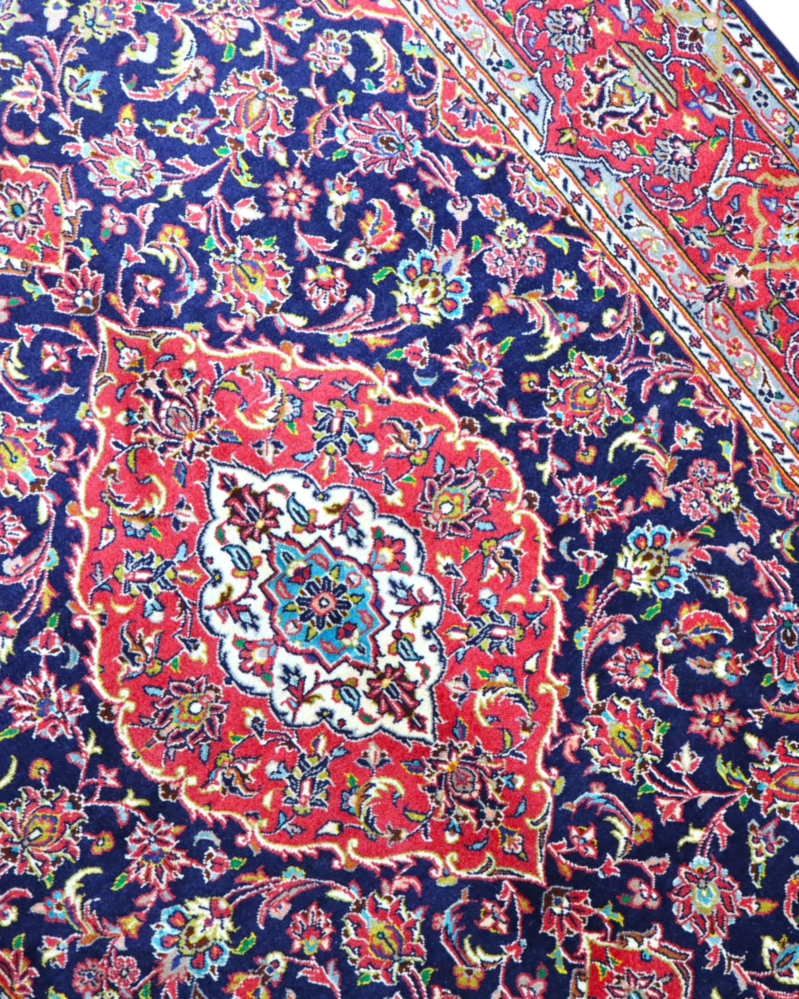 Kashan Persian Rug 225 × 142 cm, Wool & Silk, hand-knotted