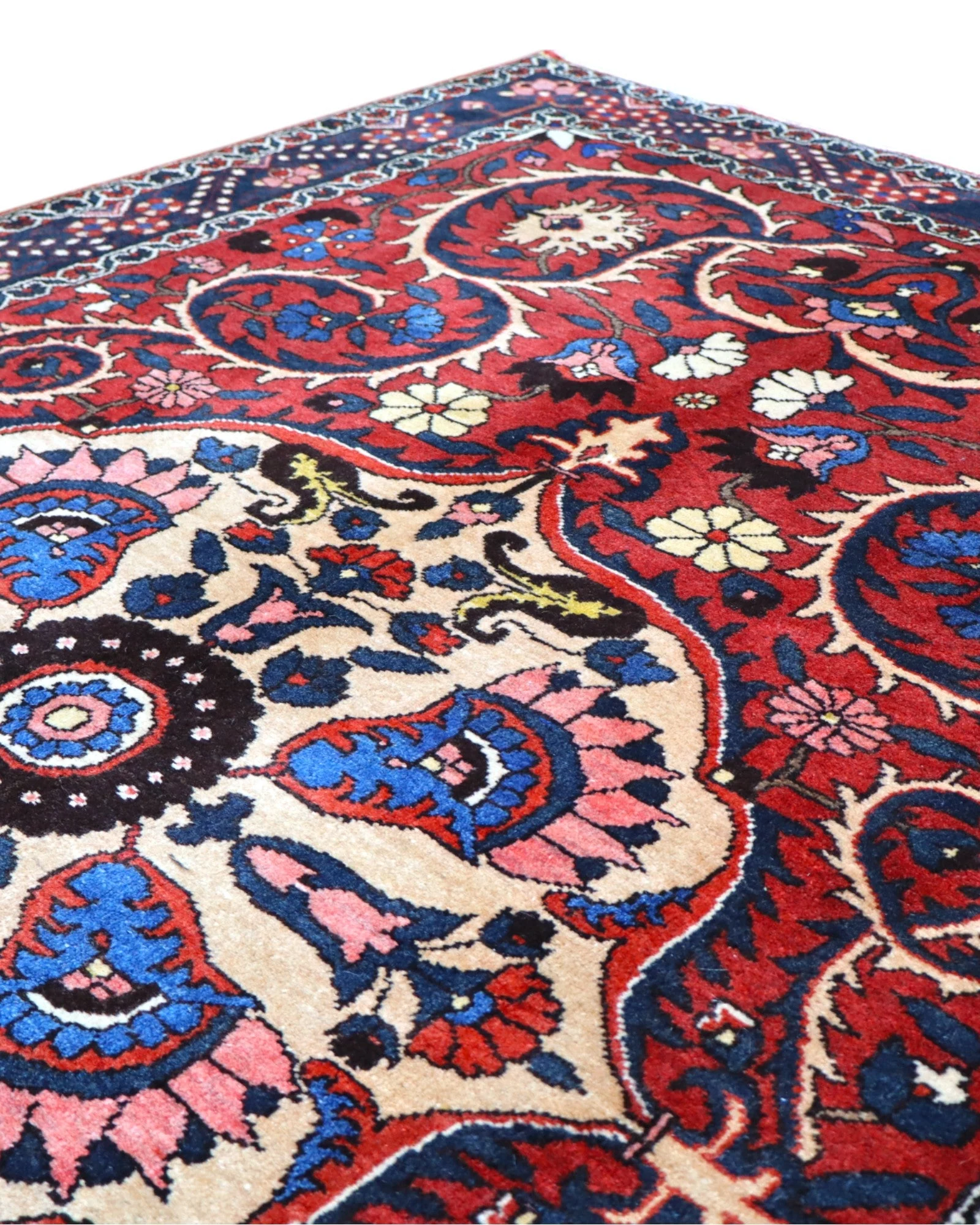 Bakhtiari Persian Rug — hand-knotted, 204 × 136 cm, Wool