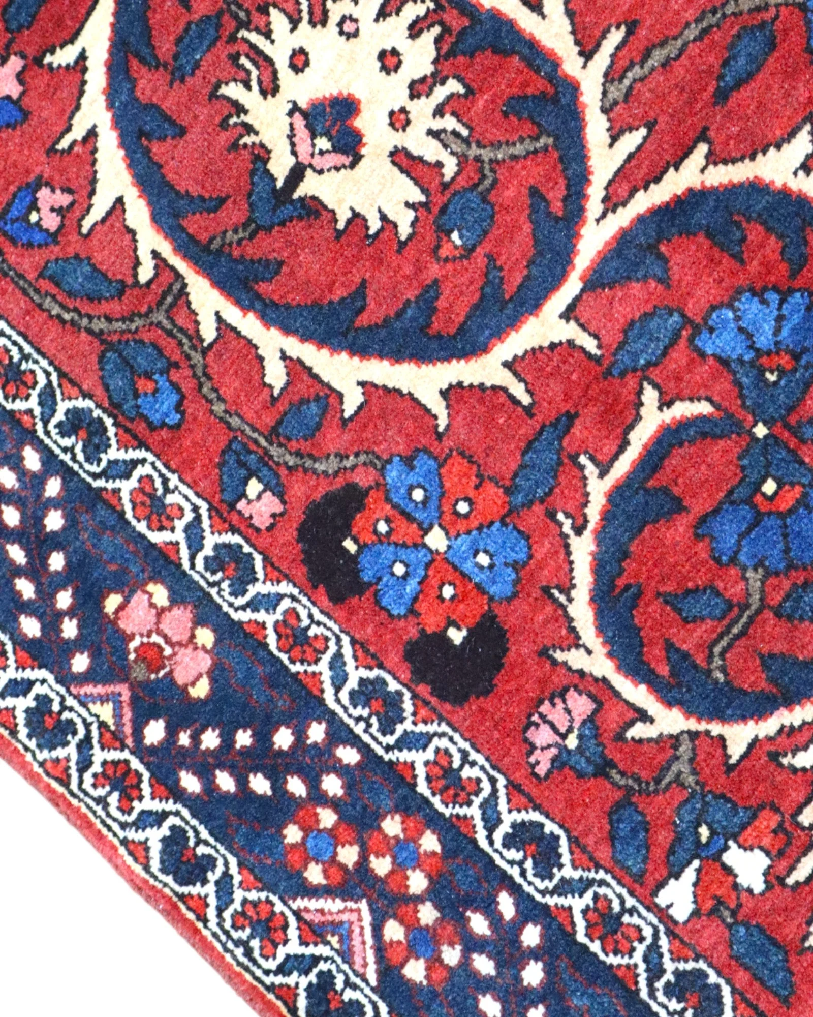 Bakhtiari Persian Rug — hand-knotted, 204 × 136 cm, Wool