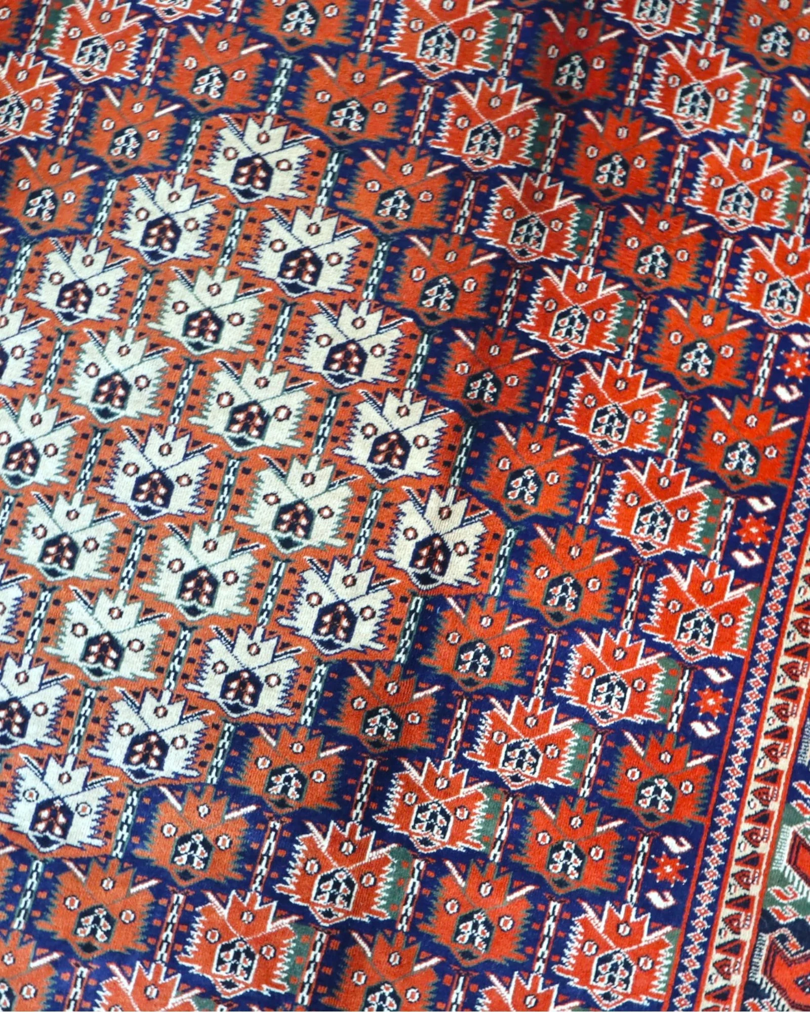 Persian Rug — hand-knotted, 251 × 175 cm, Wool