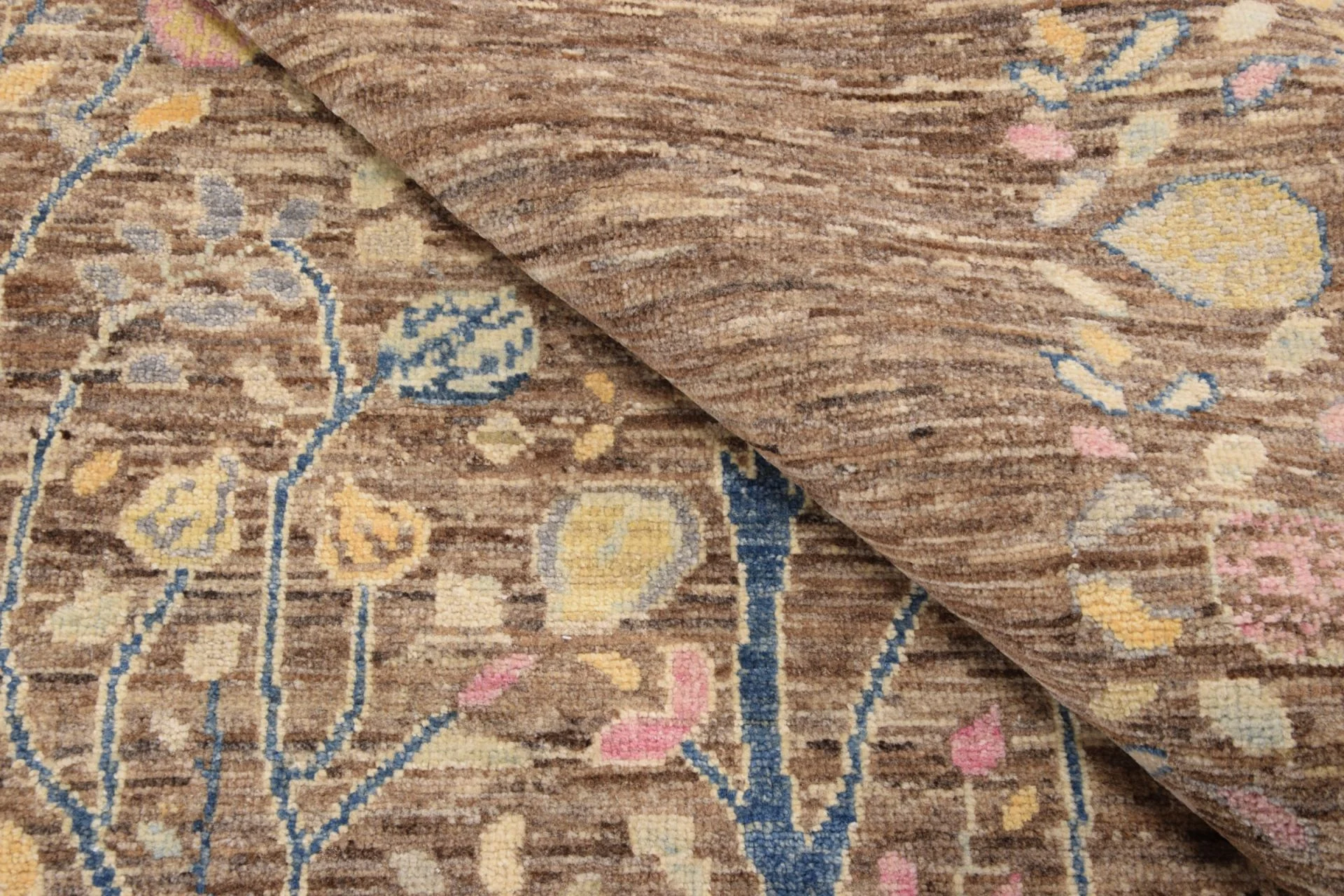 Hand-Knotted Wool Samarkand Pakistani Rug, 151 × 204 cm